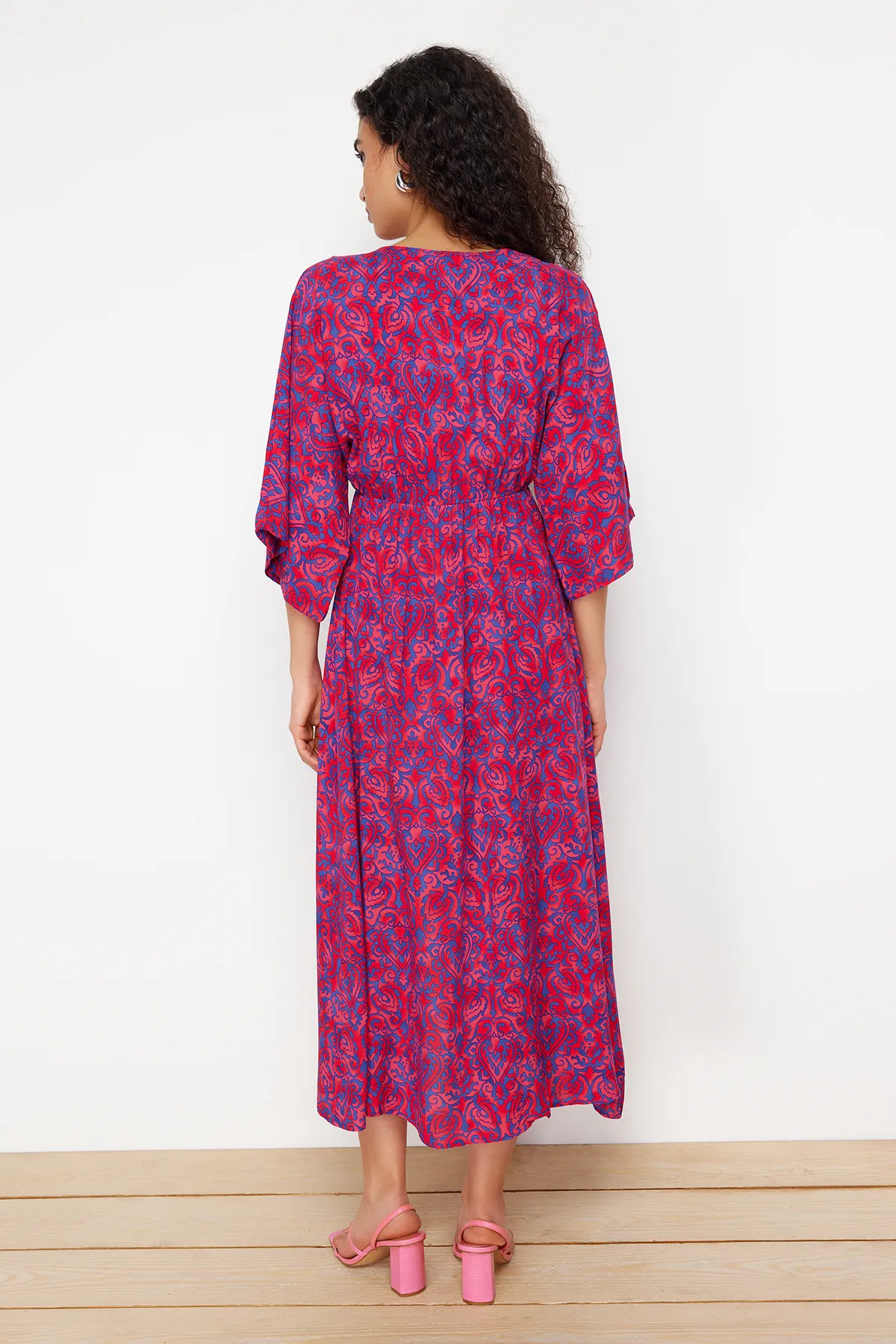 Trendyol Collection  Fuchsiafarbenes A-Linien-Midikleid aus Webstoff mit Blumenmuster, Zweireiher-Kragen TWOSS24EL00913