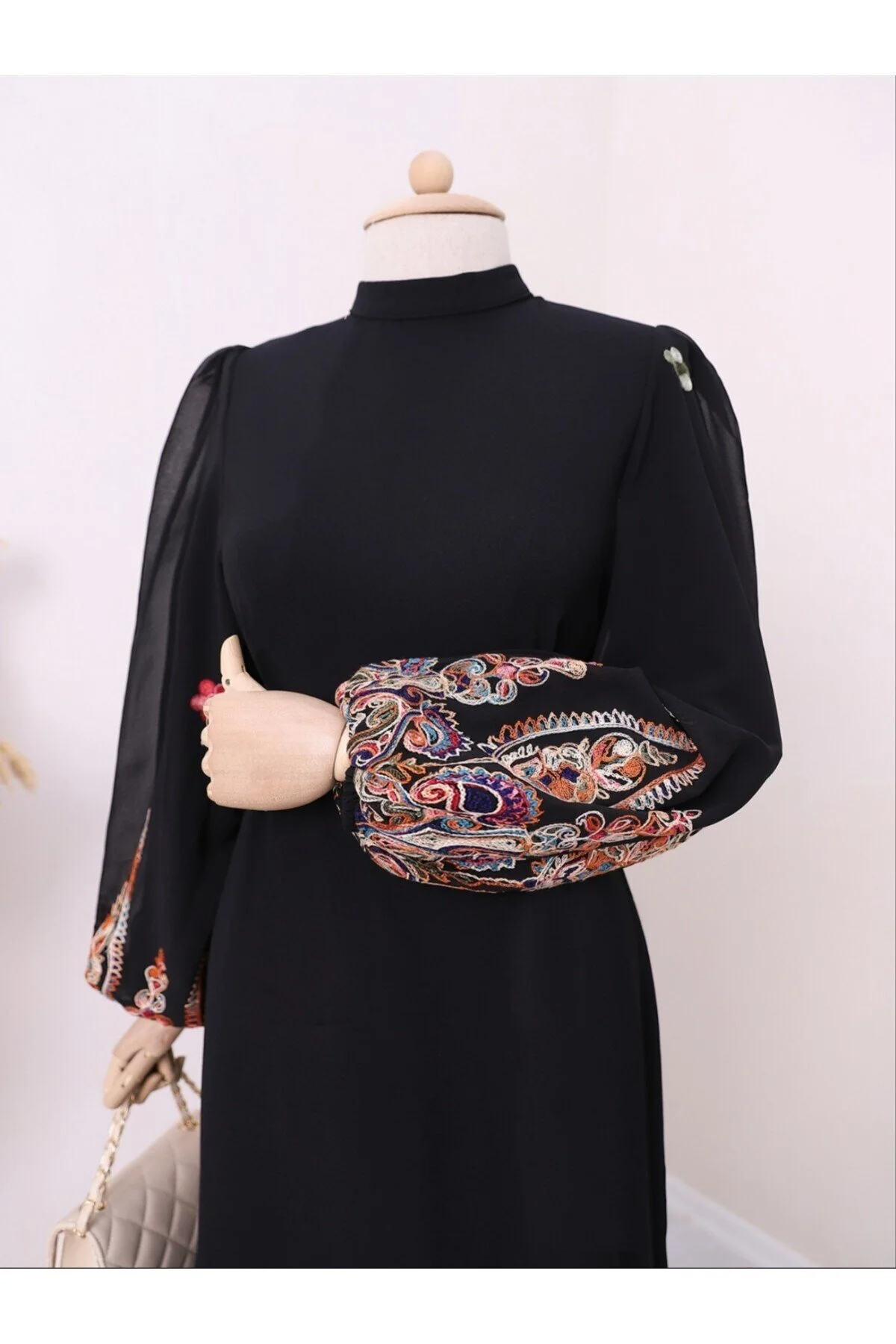 Modamorfo  Bleistiftkleid mit Schnürung und besticktem Tüll an den Ärmeln