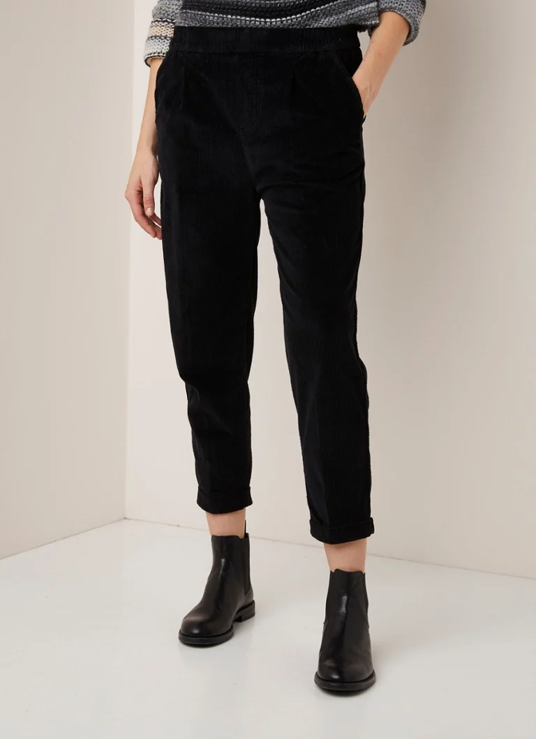 Pantaloni mulați din catifea reiată, cu talie înaltă și croială scurtă pe picior, de la Benetton.