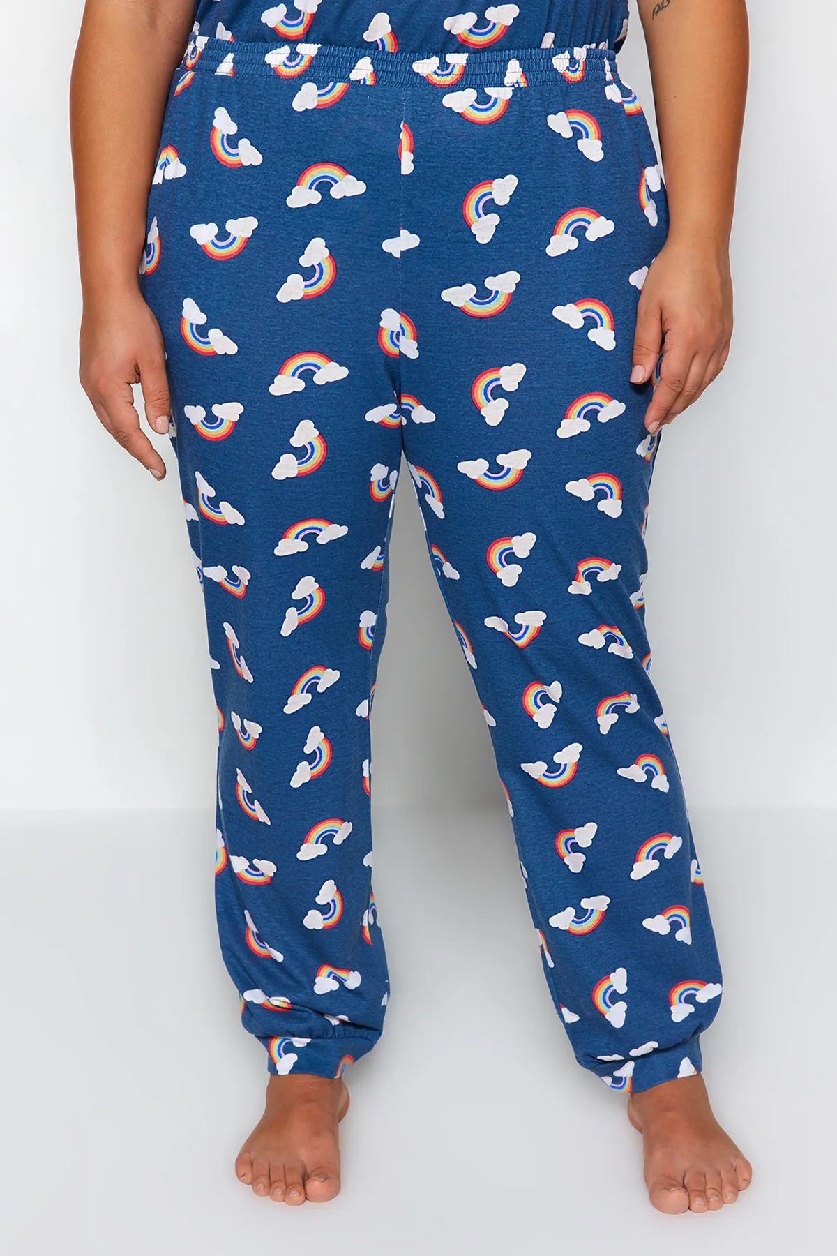 Trendyol Curve  Marineblaues Pyjama-Set aus Strick mit Regenbogenmuster TBBSS23AI00027
