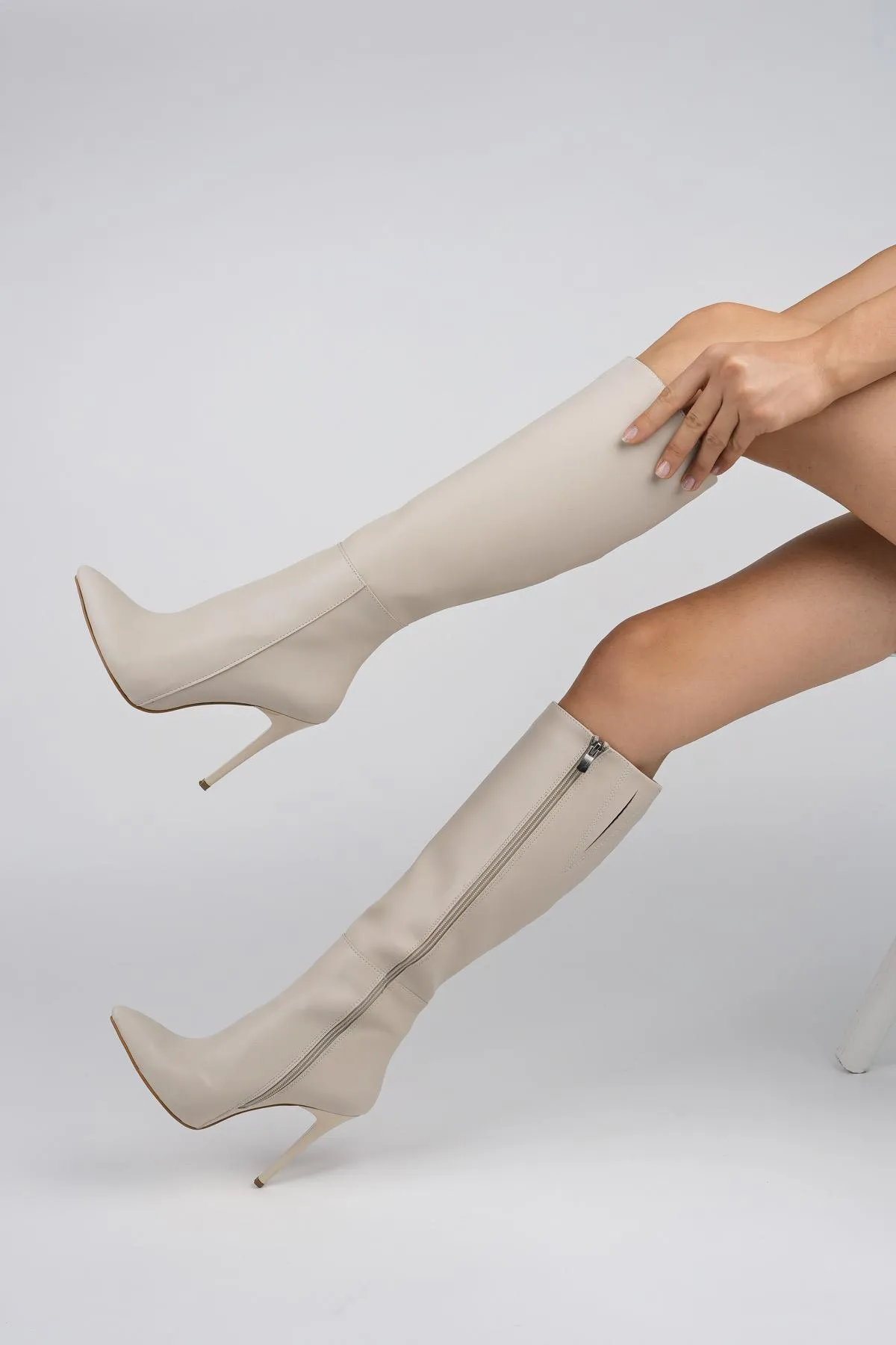 MUGGO  Florence Guaranteed Damenstiefel mit dünnem Absatz und spitzer Zehenpartie und seitlichem Reißverschluss
