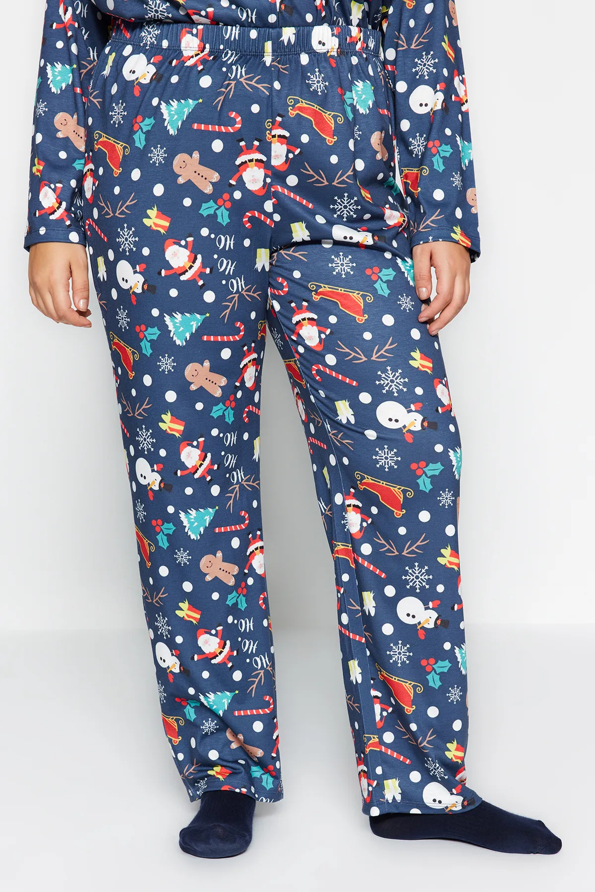 Trendyol Curve  Marineblaues Pyjama-Set aus Strick mit Weihnachtsmotiv TBBAW24AI00024