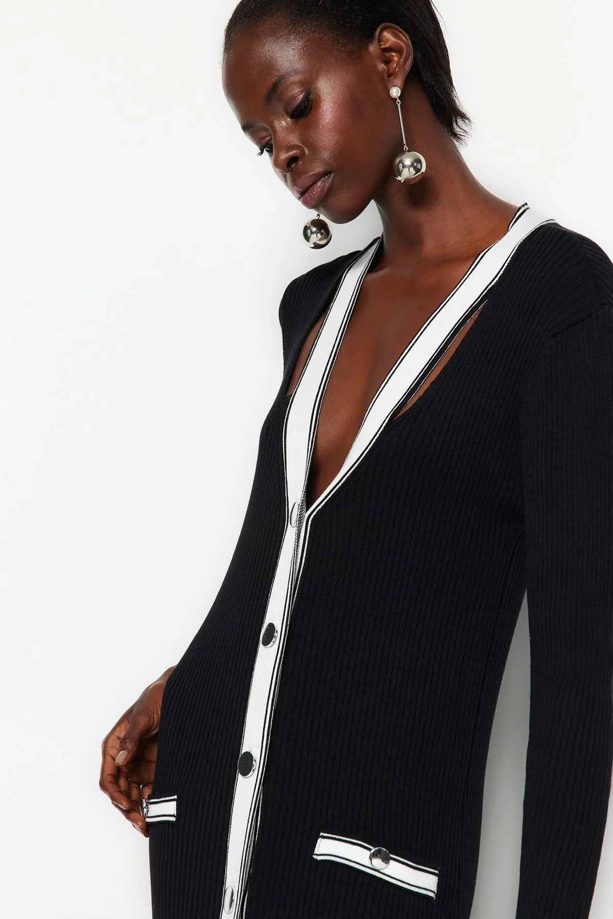 Trendyol Collection  Schwarzes Maxi-Strickkleid mit Fenster-/Cut-Out-Farbblockmuster TWOAW24EL00017
