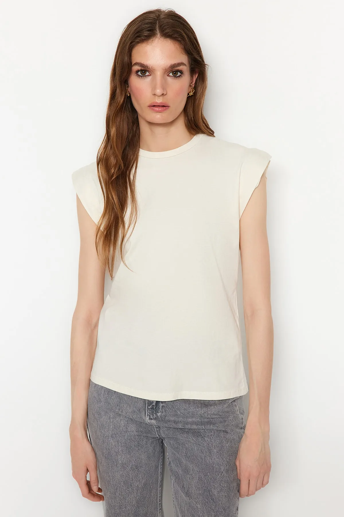 Trendyol Collection  Beigefarbenes Basic-Strick-T-Shirt mit Rundhalsausschnitt aus 100 % Baumwollwatte TWOSS20TS0021