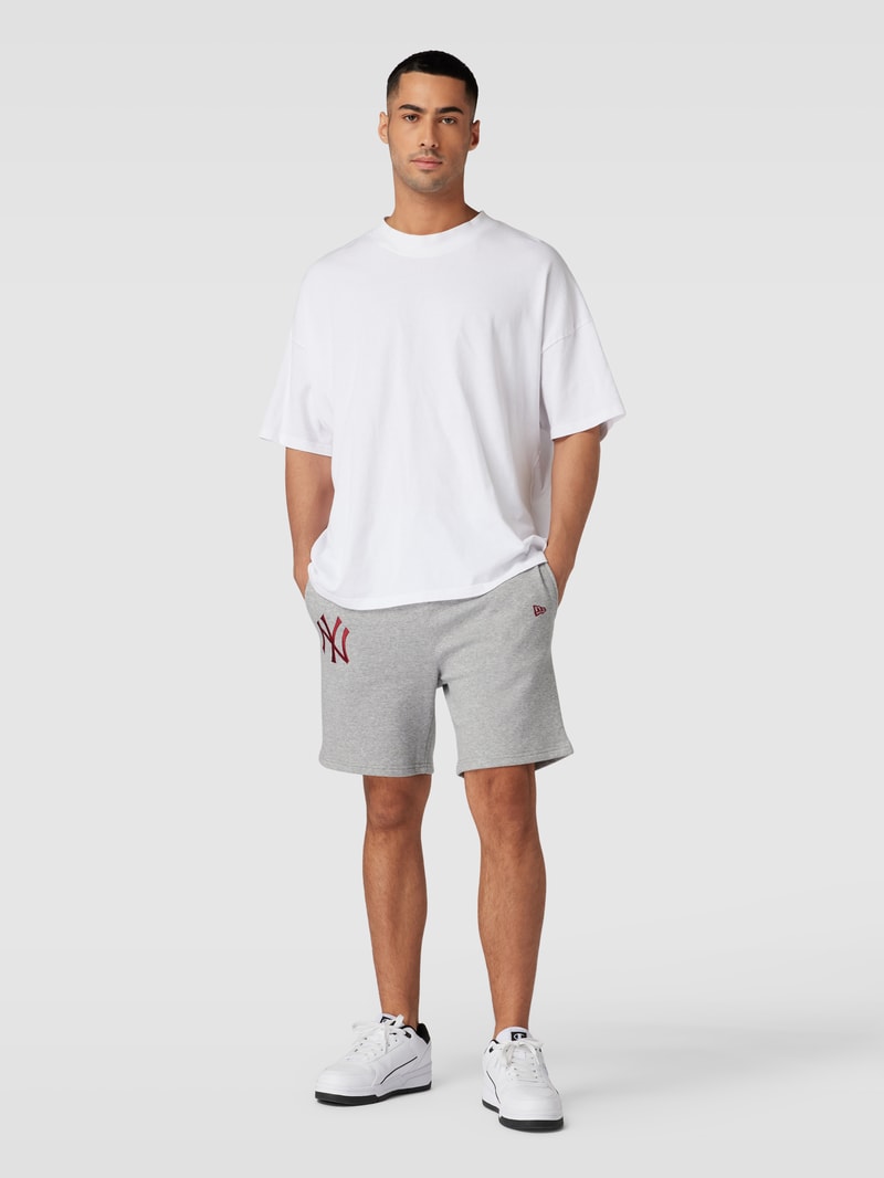 Sweatshorts mit Motiv-Stitching Modell 'LEAGUE ESSENTIALS' in hellgrau meliert