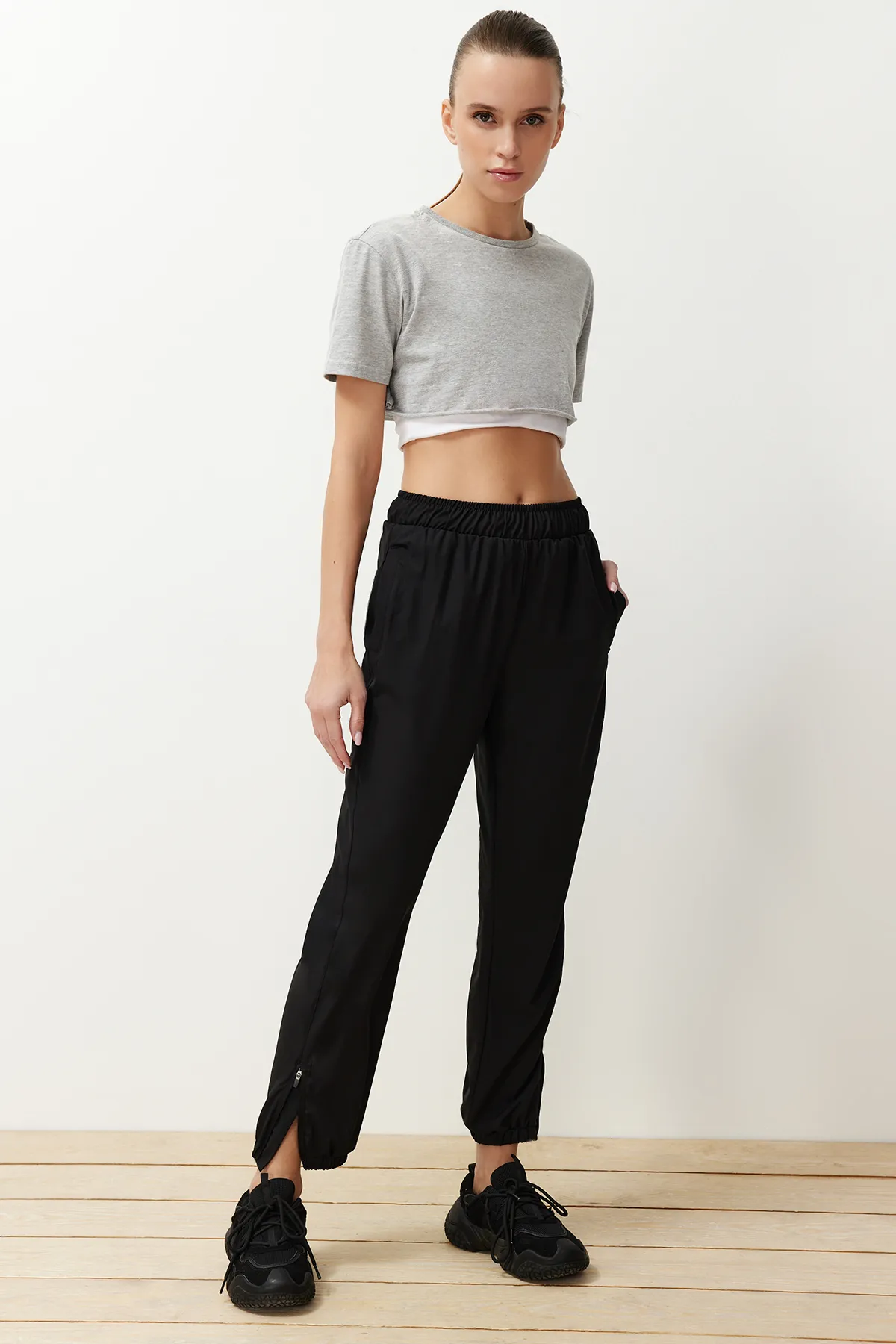 Trendyol Collection  Schwarze, dünne, gestrickte Lycra-Jogginghose mit Reißverschluss am Bein THMSS24EA00002