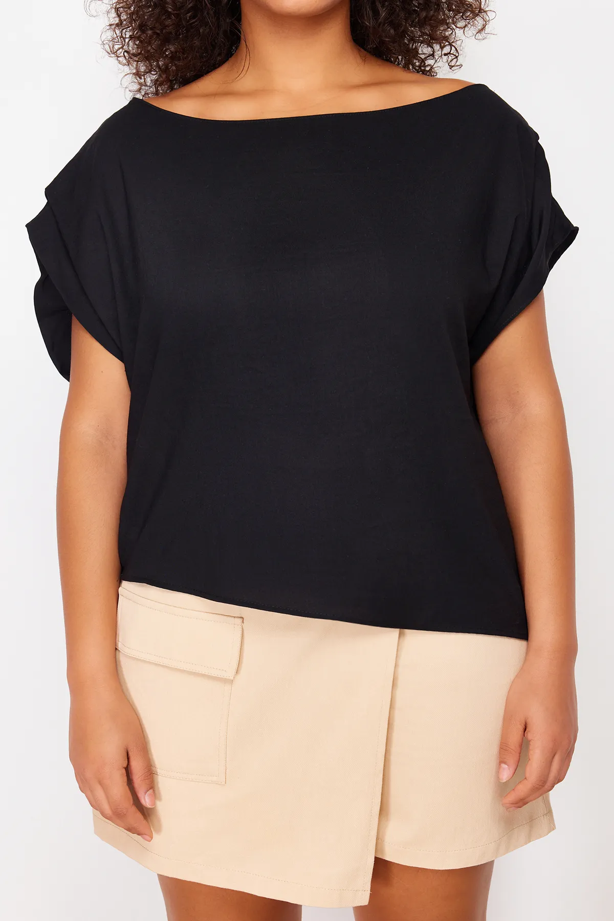Trendyol Curve  Schwarze gewebte Bluse mit U-Boot-Ausschnitt TBBSS24AF00038
