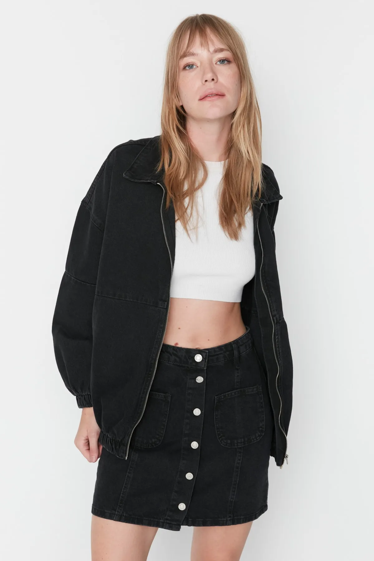Trendyol Collection  Schwarze Oversize-Bomber-Jeansjacke mit Reißverschluss TWOAW23CE00213