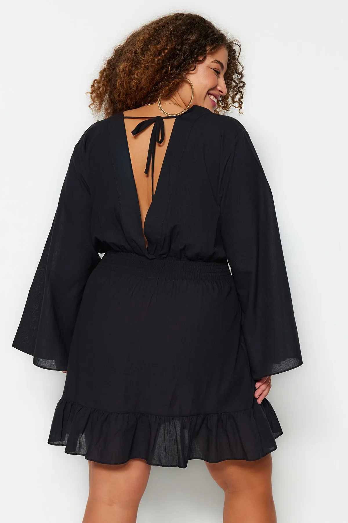 Trendyol Curve  Schwarzes zweireihiges Strandkleid mit gewebtem Kragen TBBSS23AH00164