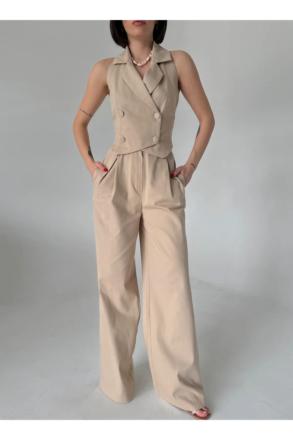 Laluvia  Nerzfarbenes Set aus geknöpfter Weste und Hose aus 100 % Baumwoll-Gabardine