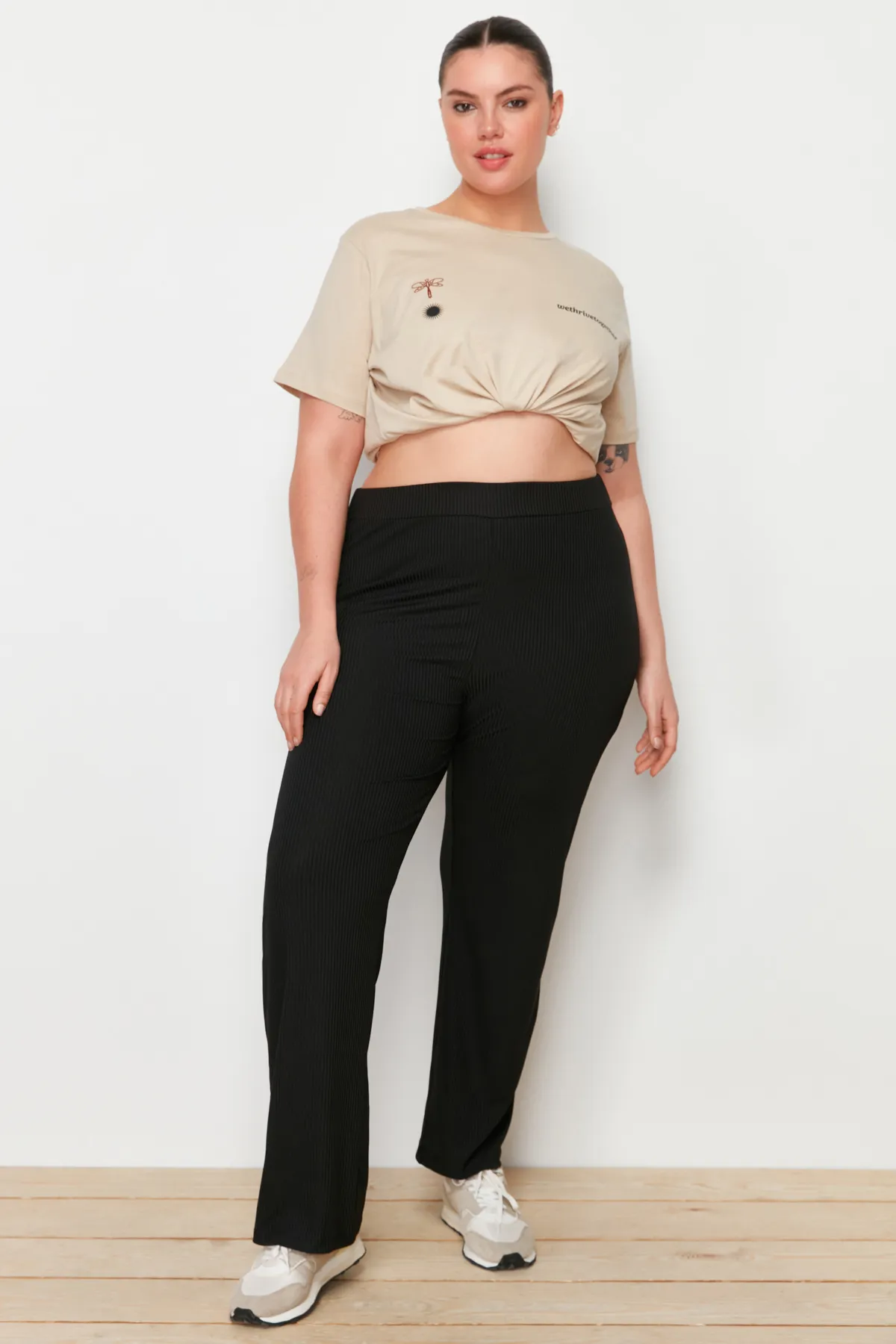 Trendyol Curve  Schwarze, weit geschnittene Strickhose TBSSS23AR00003