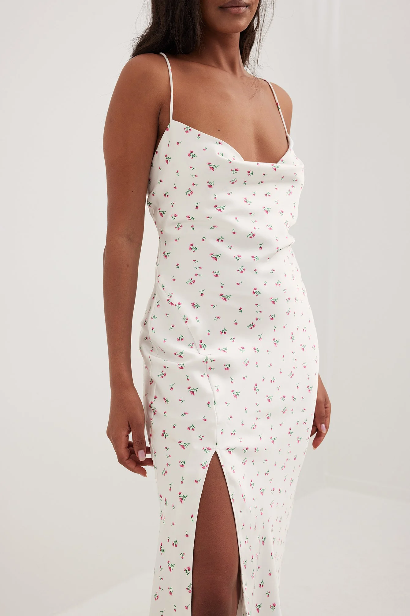 Midi-Slipkleid mit Wasserfallausschnitt