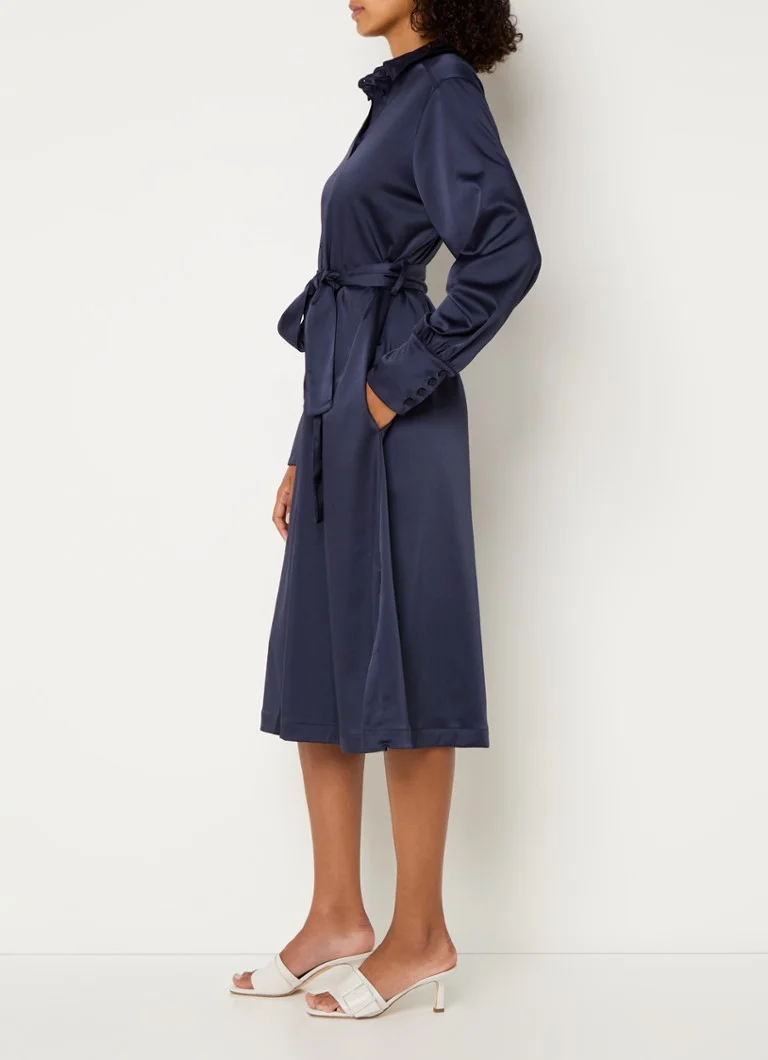 Rochie cămașă Anya din satin de la Josephine & Co., cu curea cu fundă.