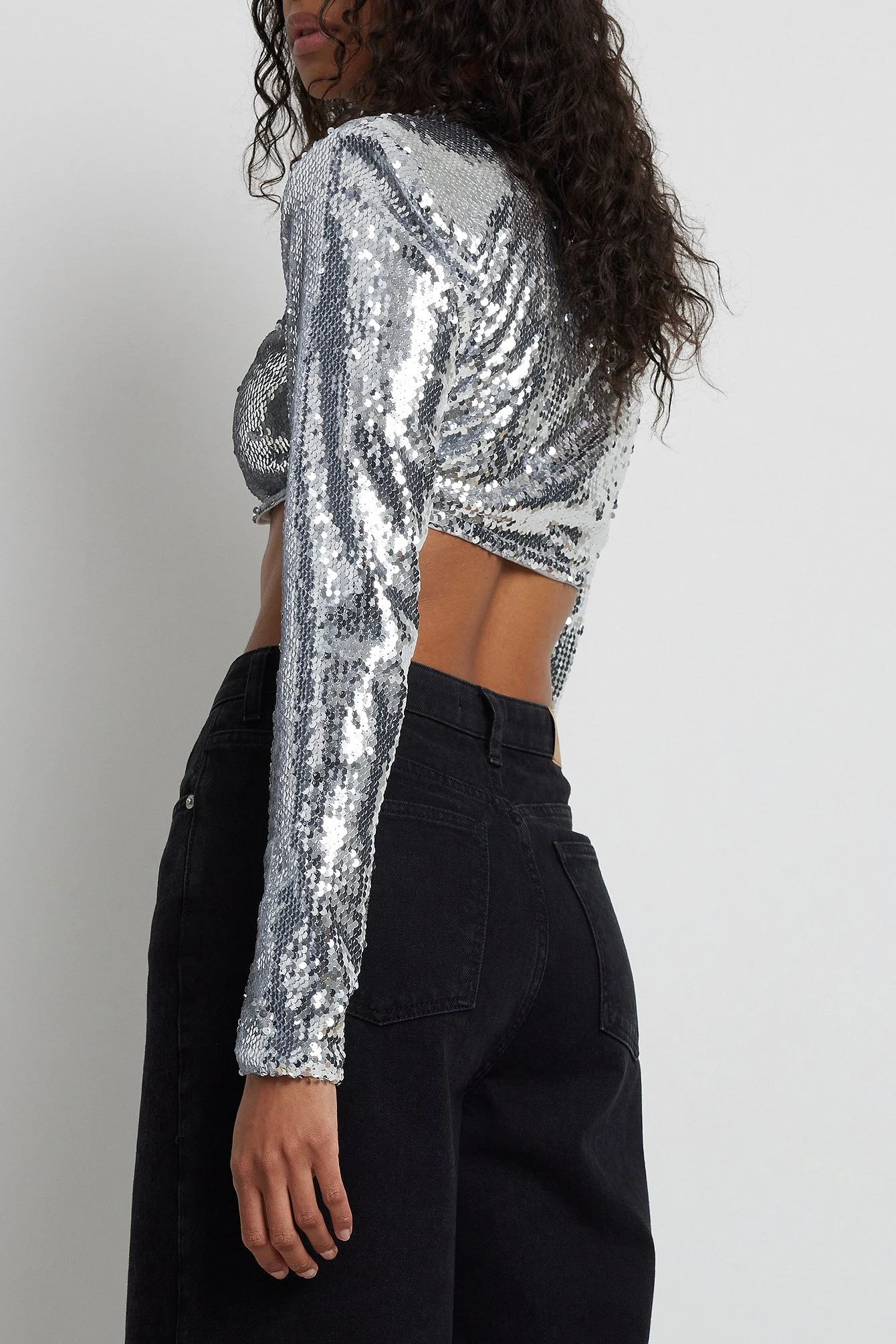 Crop-Top mit Pailletten und Schulterpolstern