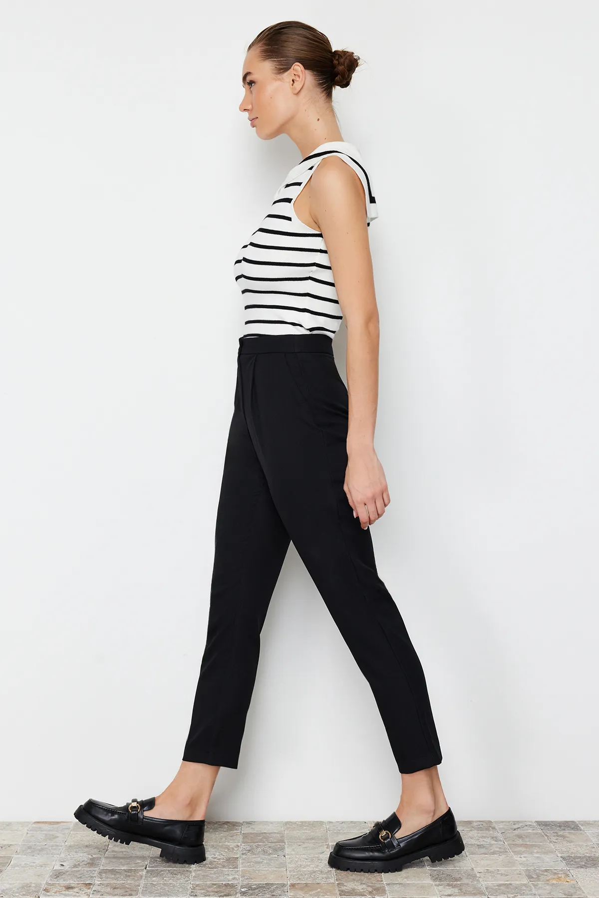 Trendyol Collection  Schwarze karottengewebte Hose TWOSS24PL00085