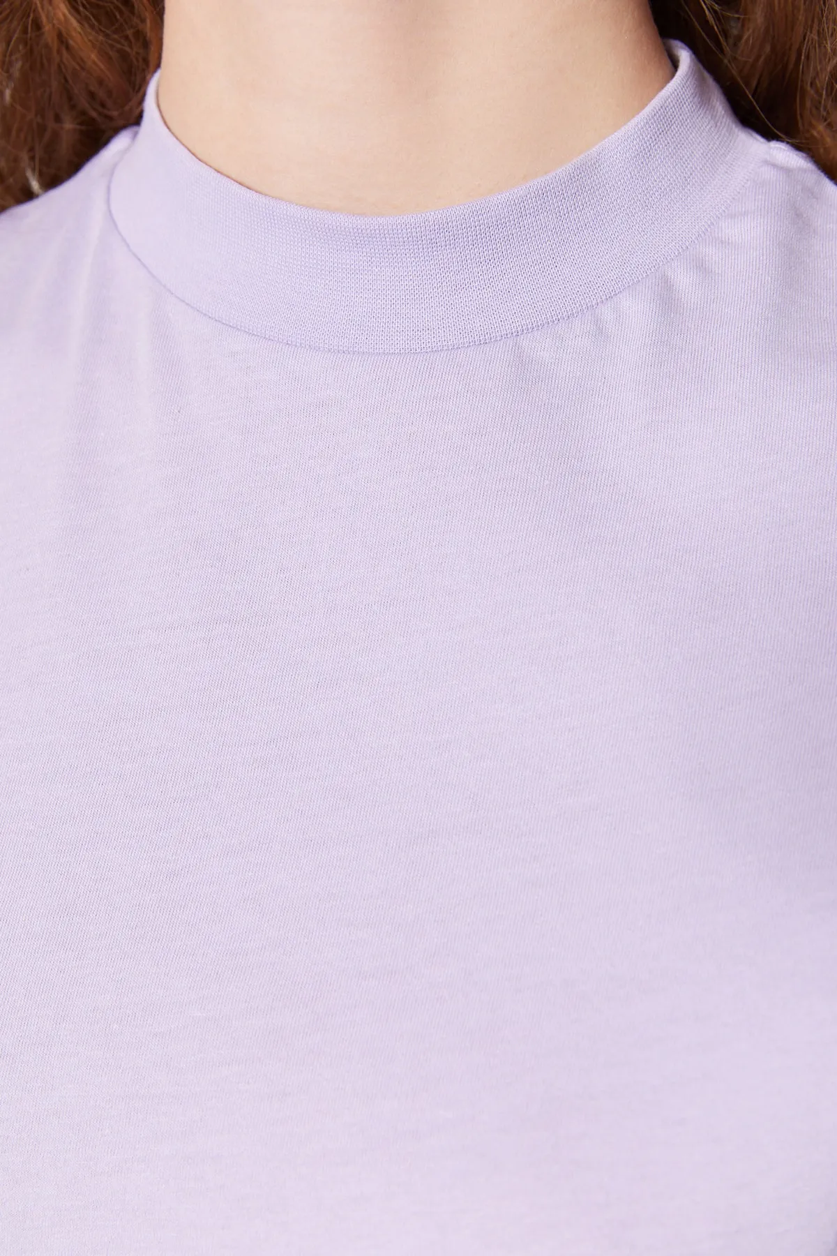 Trendyol Collection  Lilafarbenes Basic-Strick-T-Shirt aus 100 % Baumwolle mit Stehkragen TWOAW20TS0096