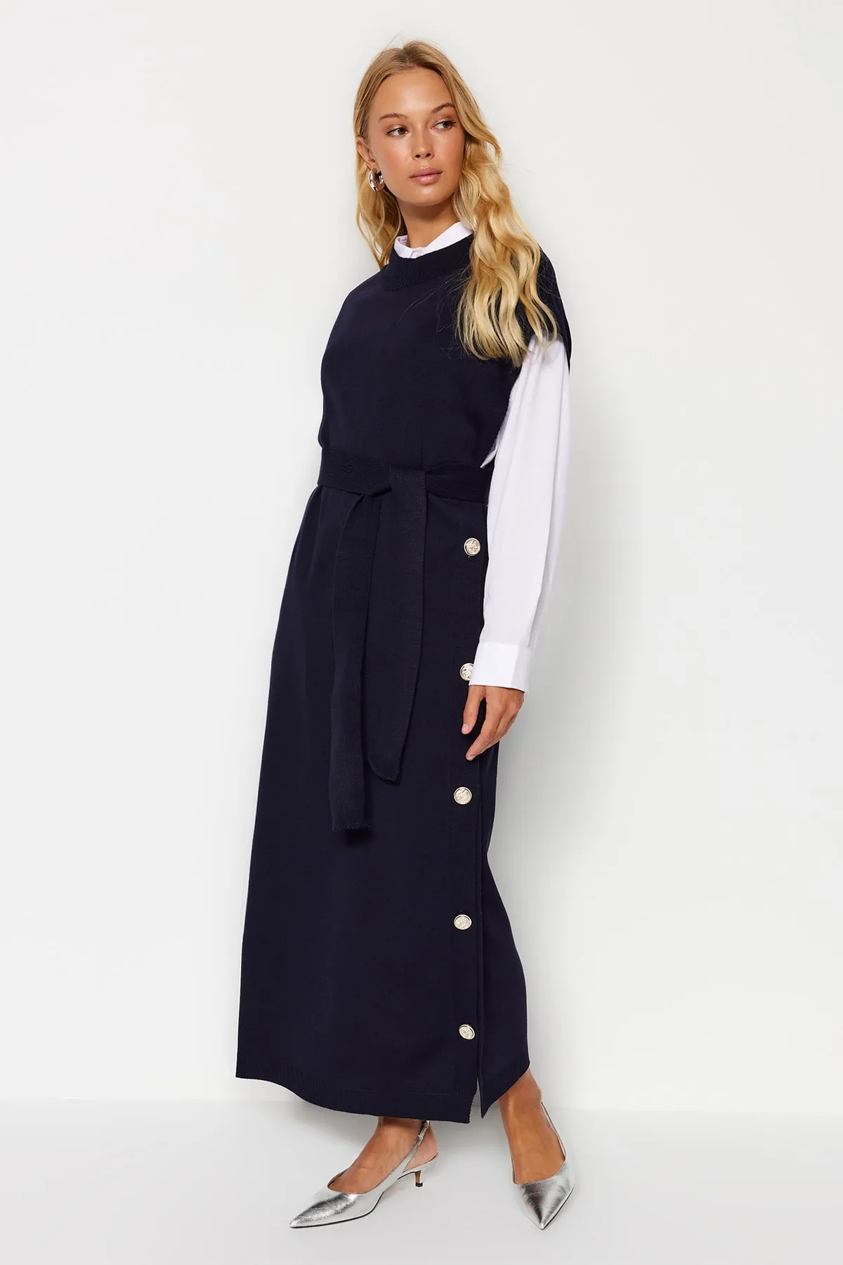 Trendyol Modest  Marineblaues Strickpulloverkleid mit Knöpfen und Details TCTAW24UV00038