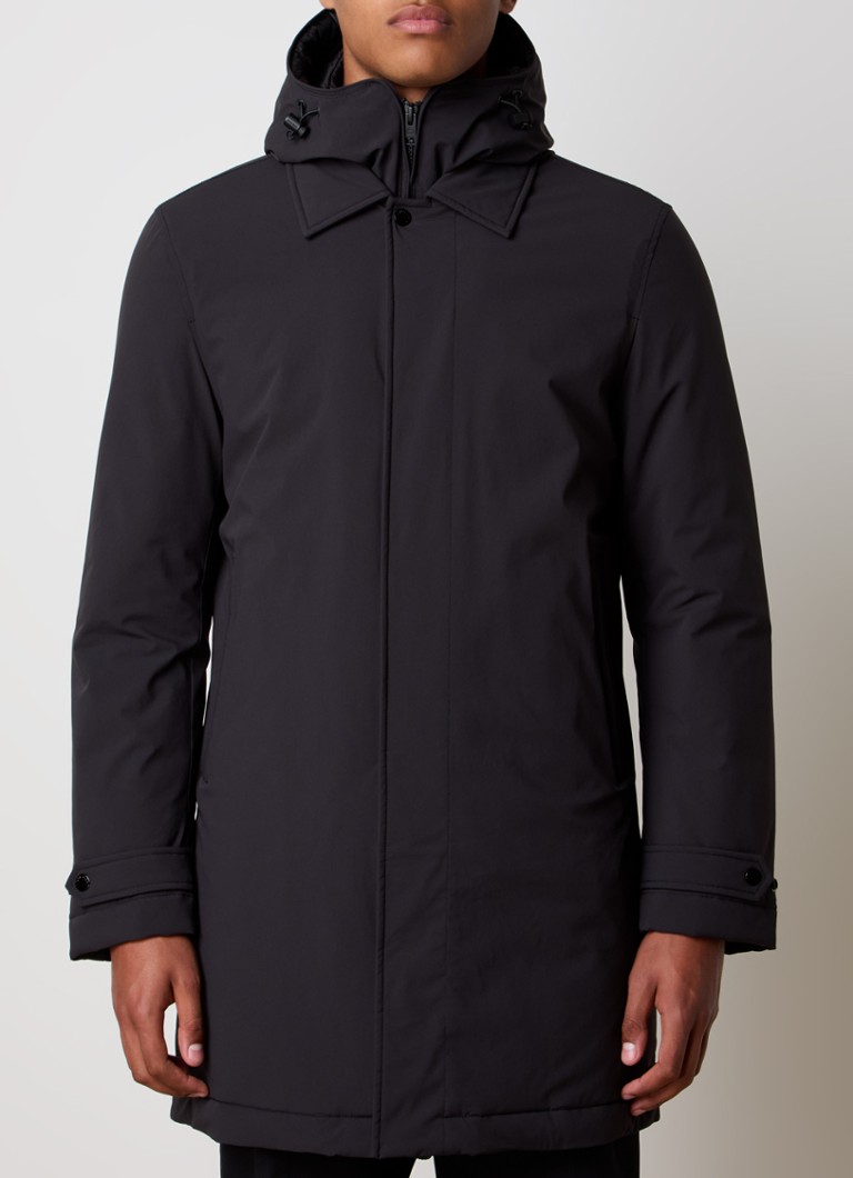 Parka Woolrich cu glugă și buzunare cu fermoar.