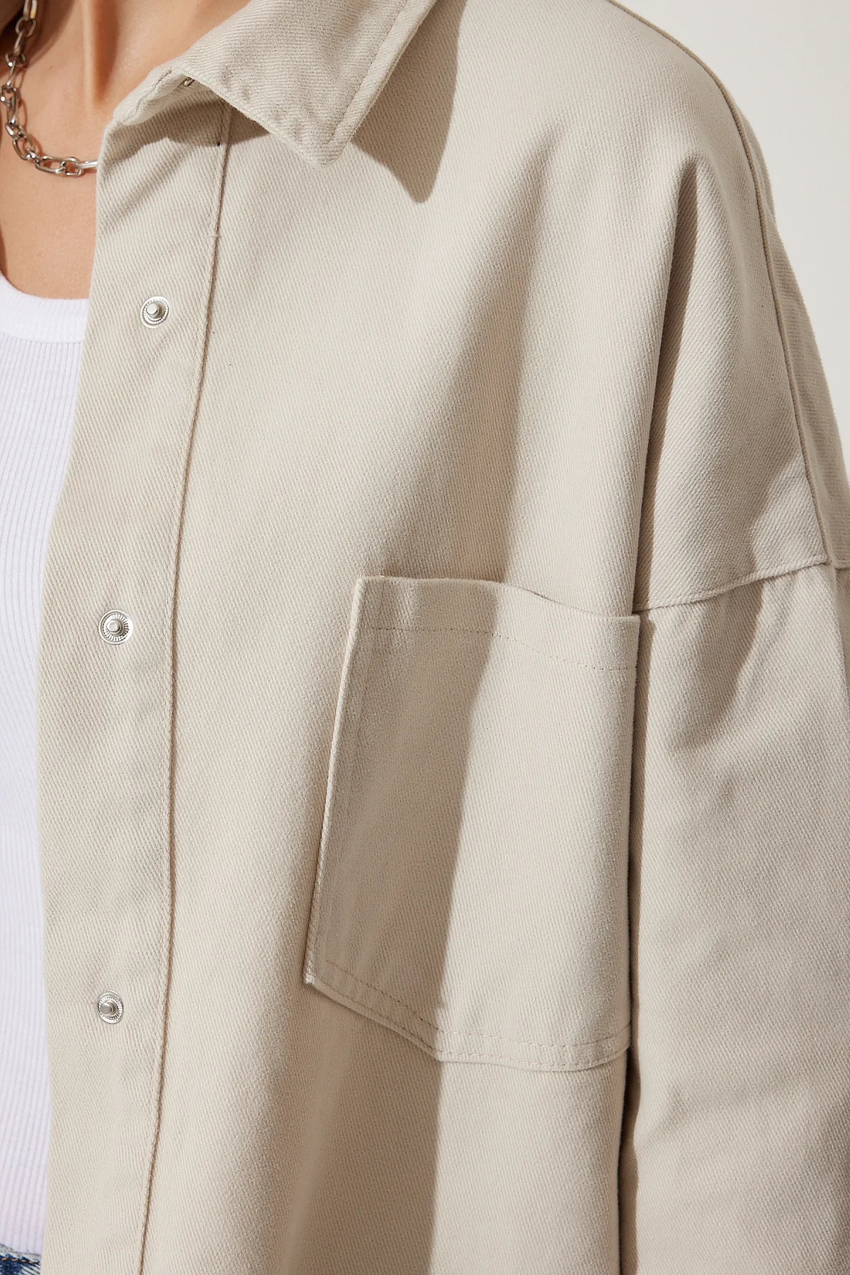 Happiness İstanbul  Cremefarbene Oversize-Gabardine-Jacke für Damen mit Taschen RV00176
