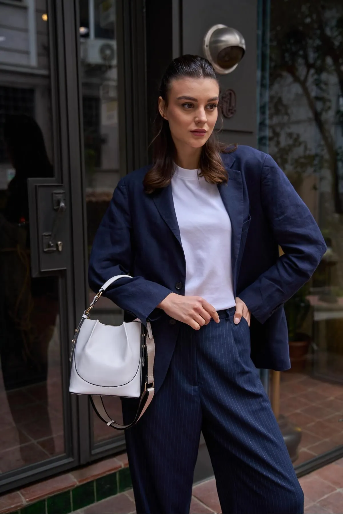 Madamra  Weiße Lauro Bucket Bag für Damen mit genähter Geldbörse oben -