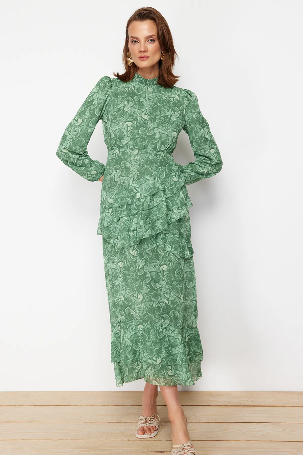 Trendyol Modest  Khakifarbenes Kleid aus gewebtem Chiffon mit Blumenrock und Rüschenfutter TCTSS23EB00160