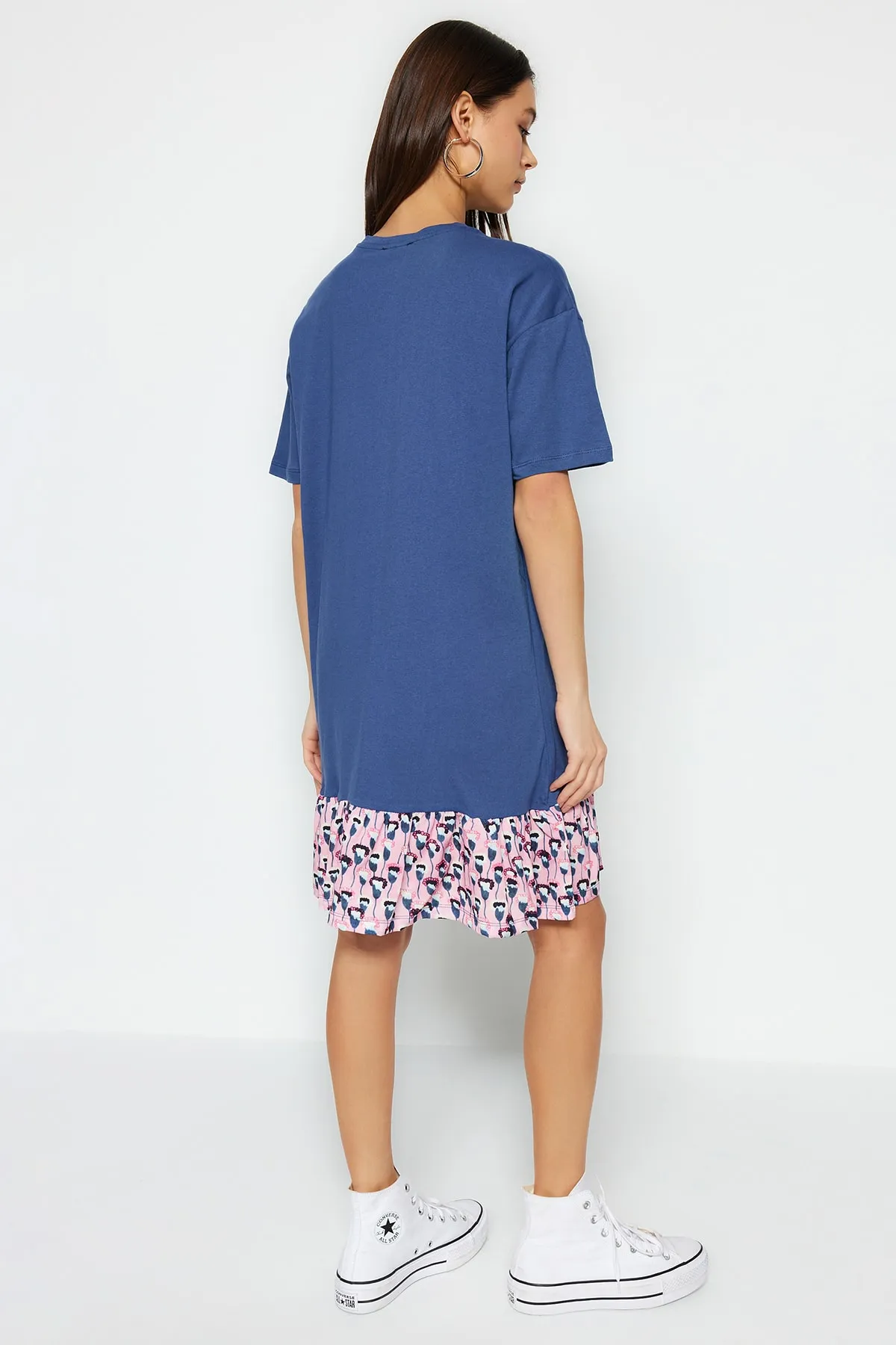 Trendyol Collection  Marineblaues, gewebtes, detailliertes Mini-Strickkleid mit Rundhalsausschnitt und offener Taille/Skater TWOSS20EL2286
