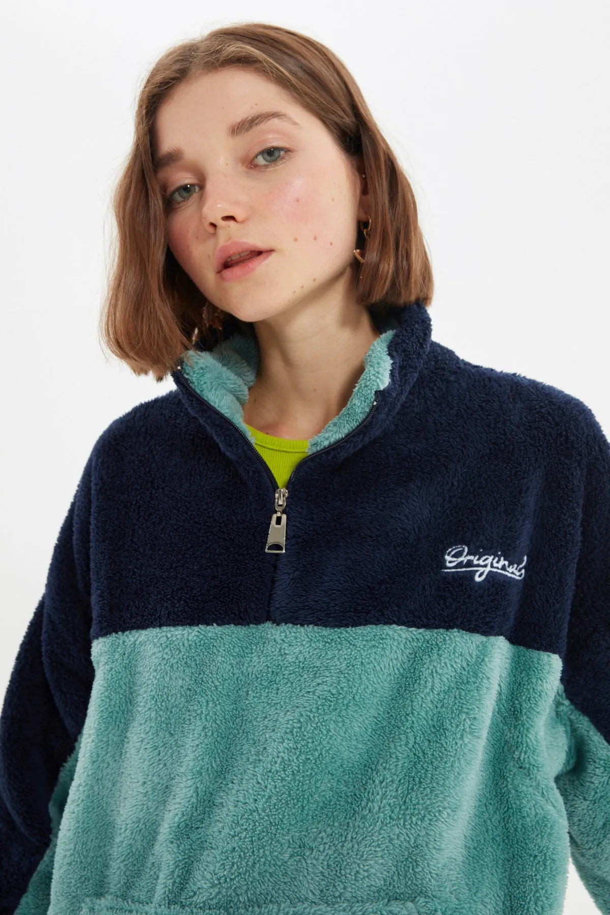 Trendyol Collection  Blaues Unisex-Sweatshirt in Übergröße/Weitschnitt, Farbblock, minimale Stickerei, warmes Plüsch-Sweatshirt TMNAW22SW1477