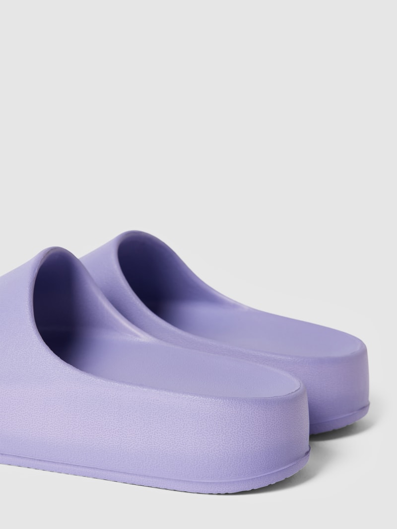 Slides mit breitem Riemen Modell 'ASTRO' in lavendel