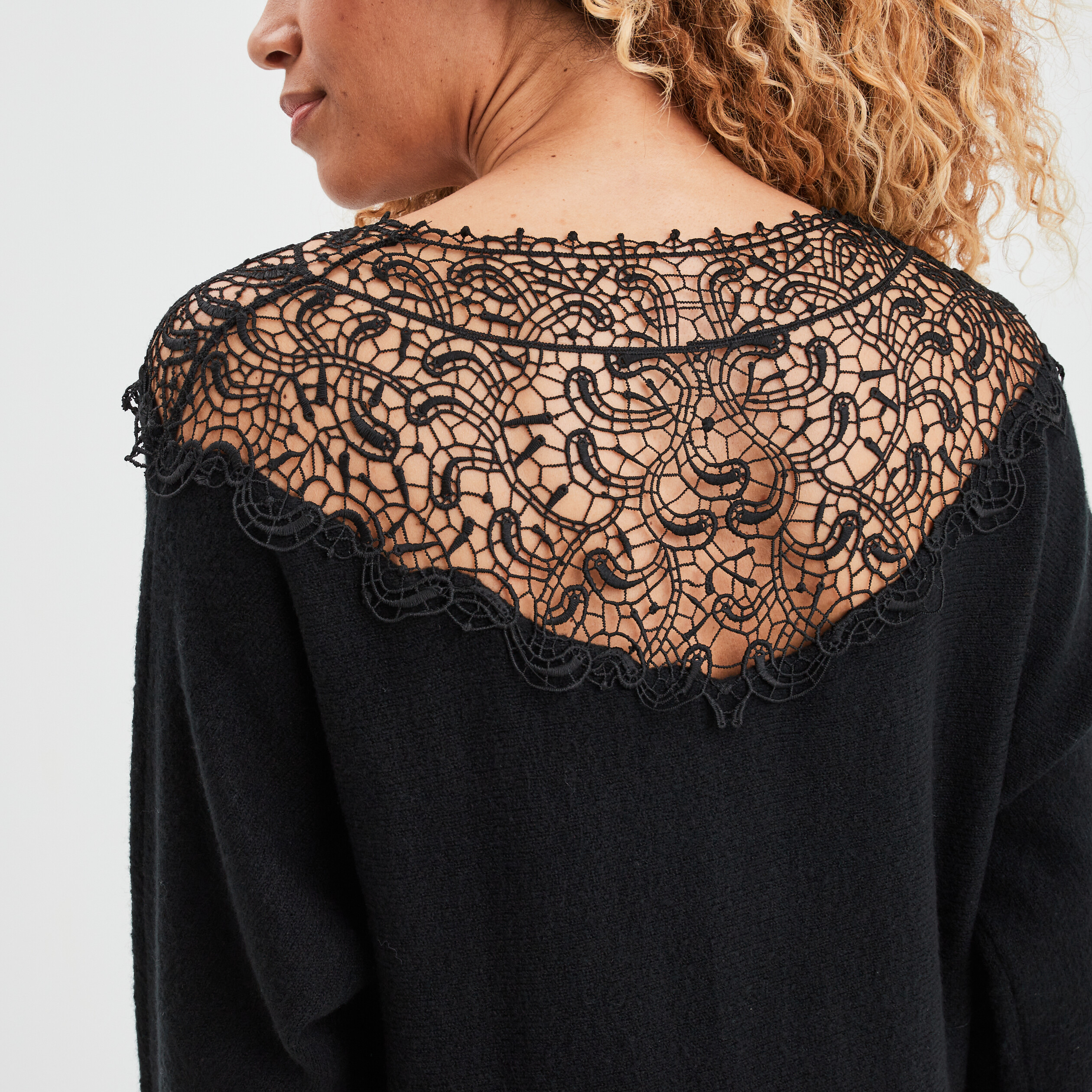 Pull manches chauve-souris col dentelle noir femme | La Halle