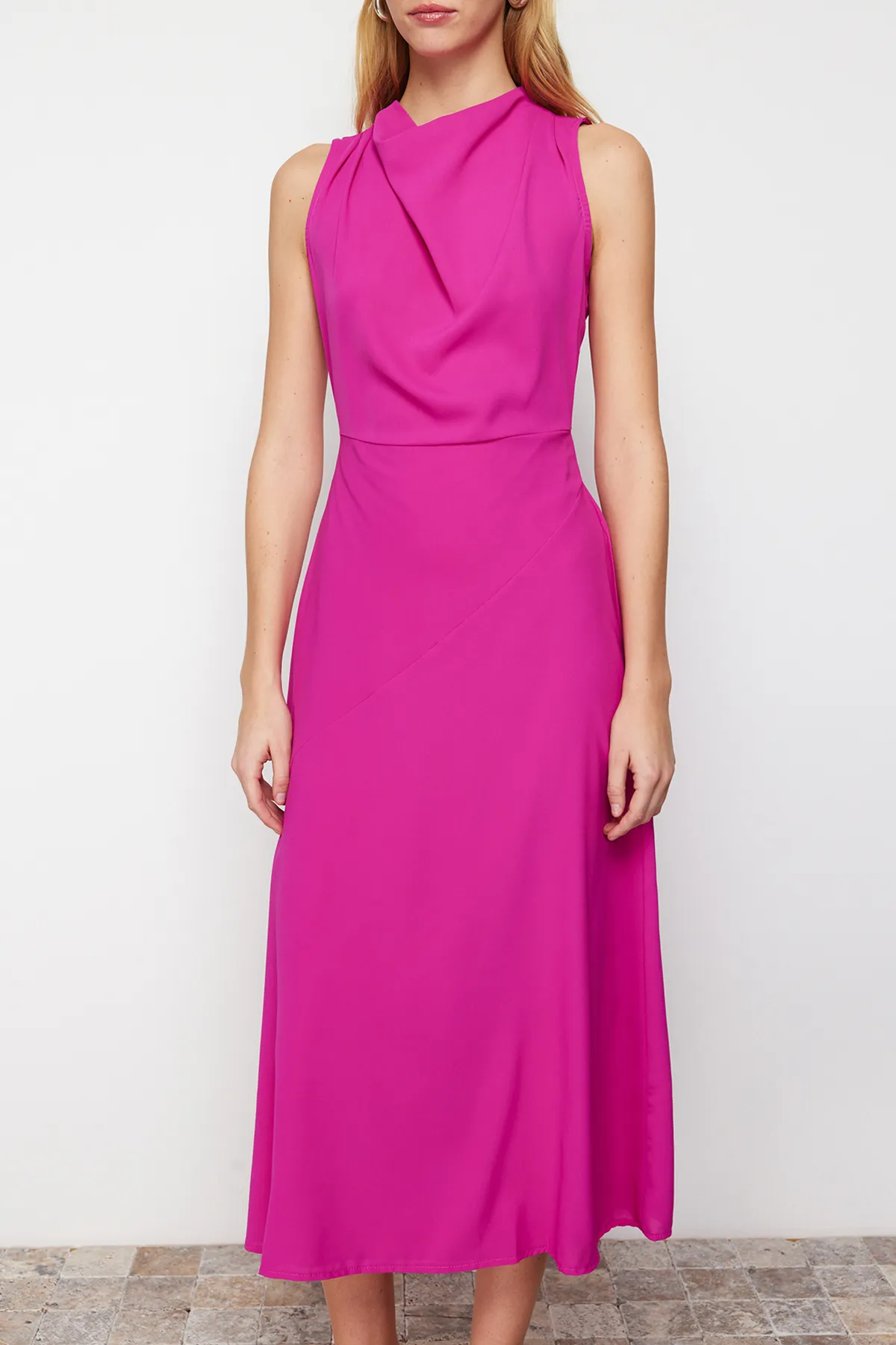 Trendyol Collection  Rosa Volantkragenrock mit Cut-out-Detail, gewebtes Midikleid TWOSS24EL00390