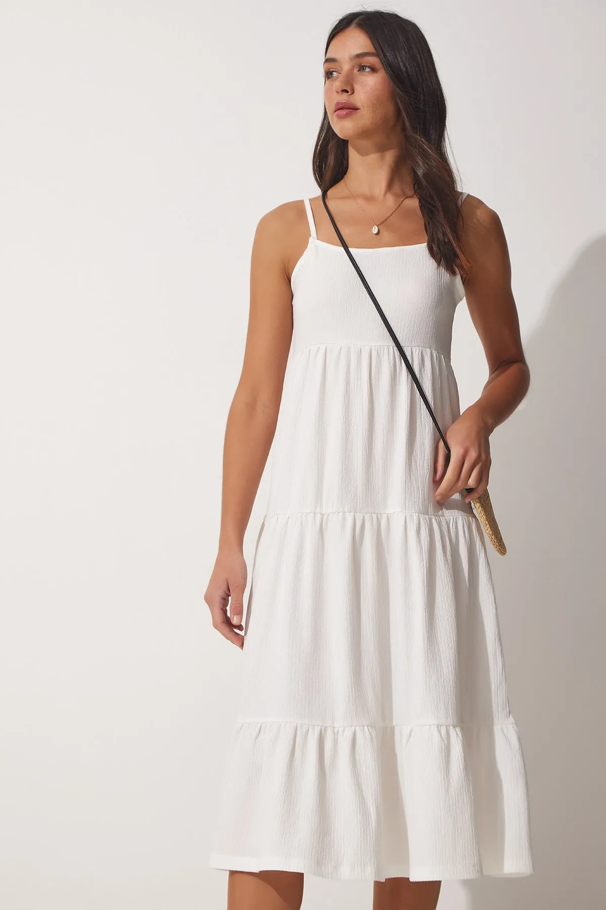 Happiness İstanbul  Weißes Damen-Sommerstrickkleid mit Trägervolant und Volant UB00077