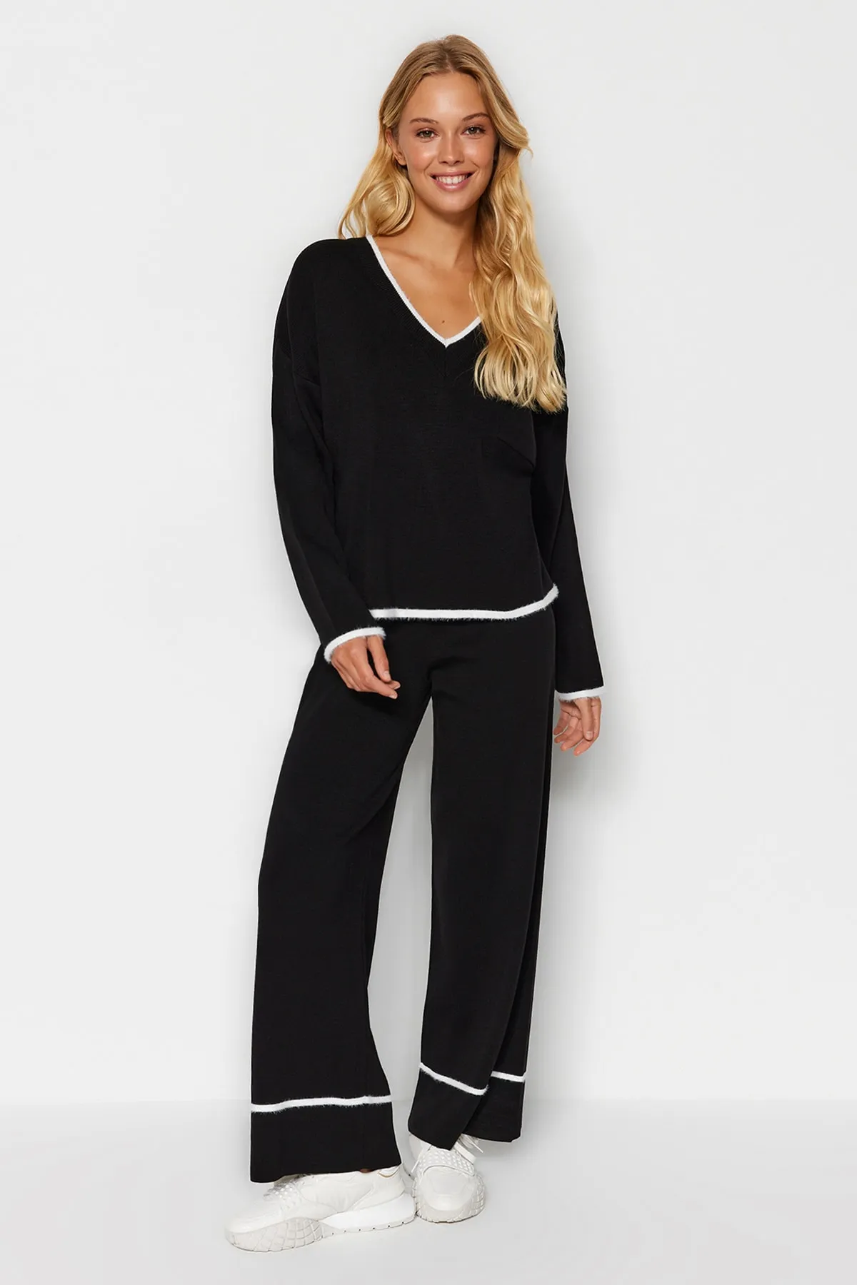Trendyol Collection  Schwarzes, extraweites Set aus Oberteil und Unterteil aus Strick mit Pelzbesatz TWOAW24AU00099