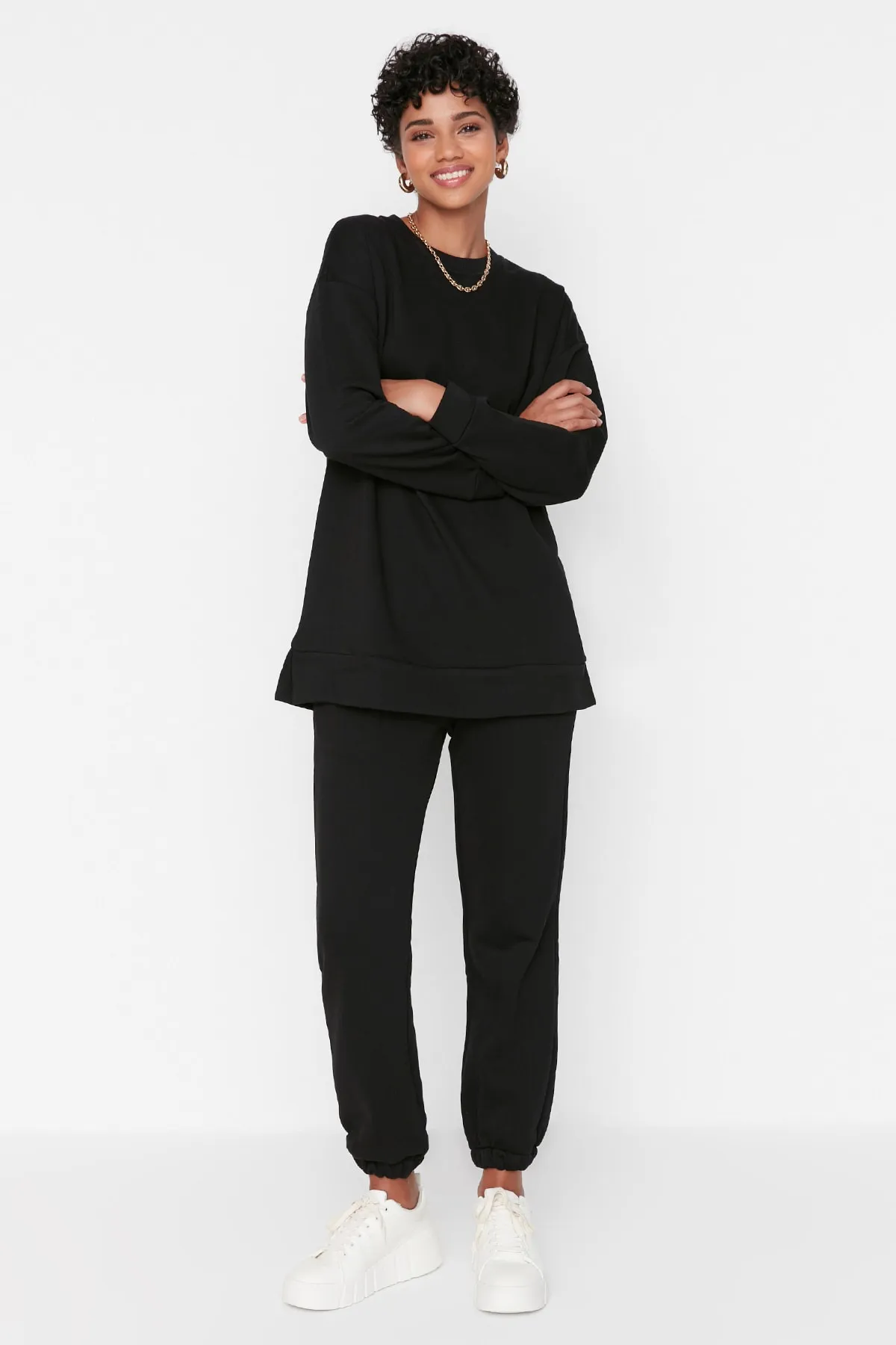 Trendyol Modest  Schwarzes Basic-Strick-Trainingsanzug-Set mit Rundhalsausschnitt TCTAW23EN00010
