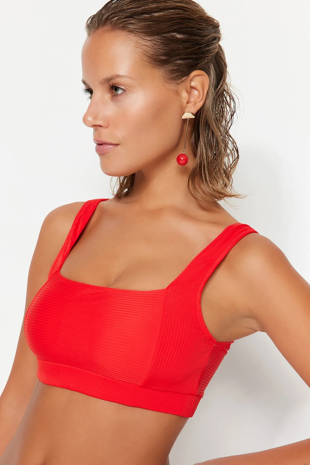 Trendyol Collection  Rotes strukturiertes Bikinioberteil TBESS21BU0146