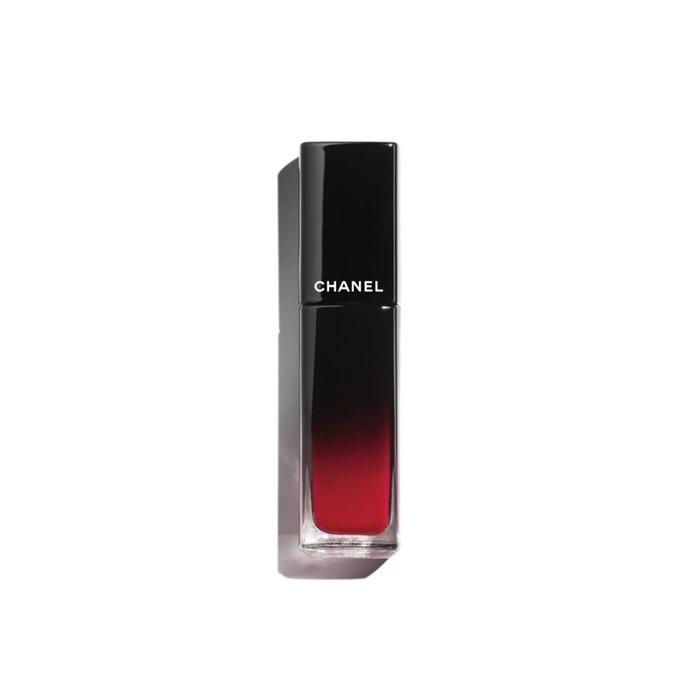 DER GLÄNZENDE FLUID-LIPPENSTIFT MIT LANGEM HALT