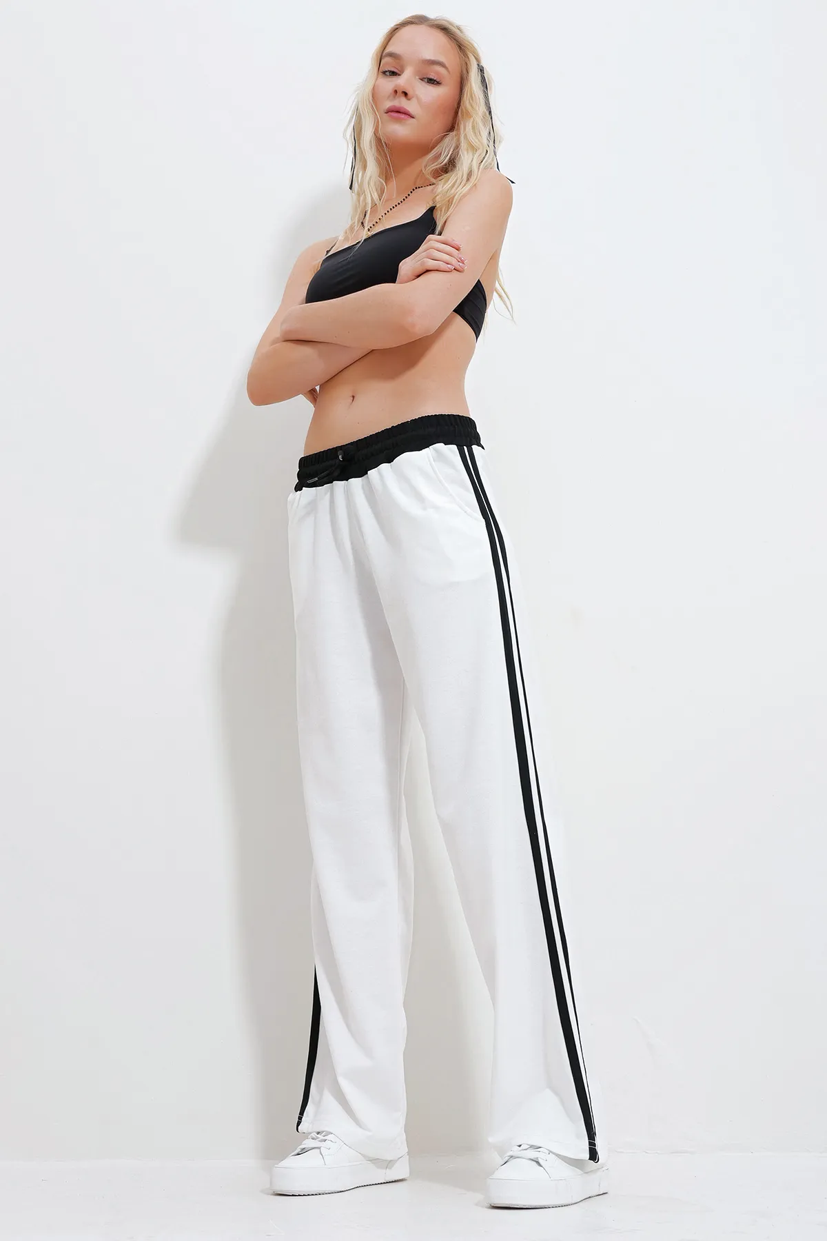 Trend Alaçatı Stili  Weiße Pazalazzo-Jogginghose mit elastischem Bund und doppeltem Streifen für Damen ALC-X11969
