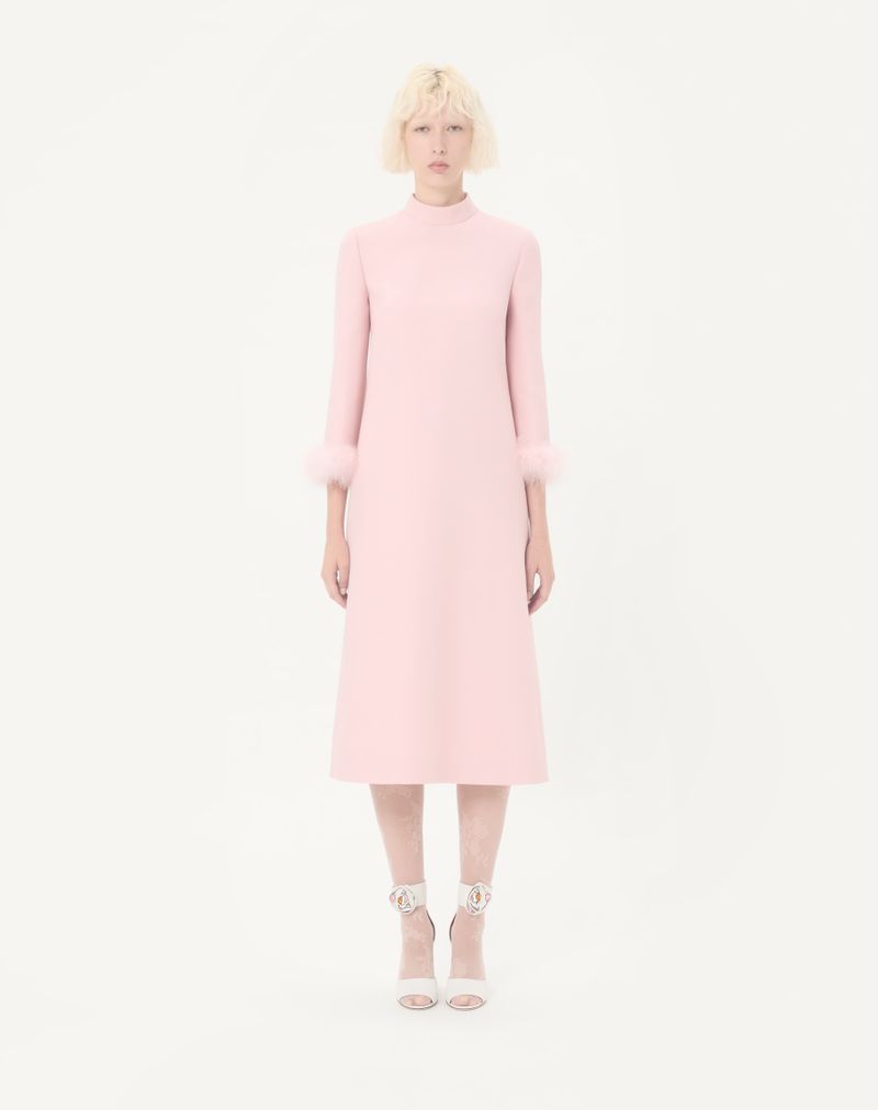 Vestido de crepe de alta costura com penas