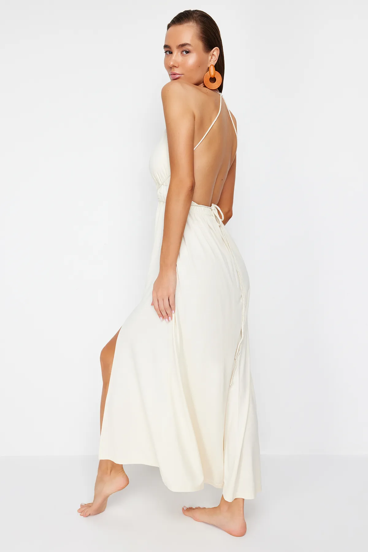Trendyol Collection  Braut-Strandkleid mit Maxi-Strickperlen-Accessoire in Ecru TBESS21EL2796