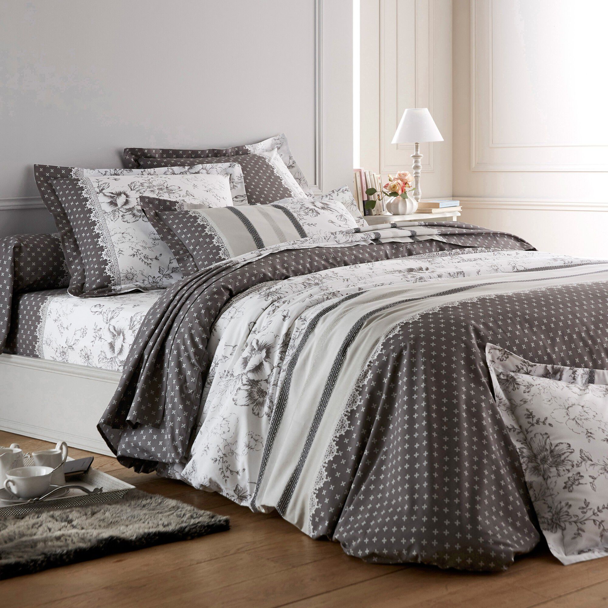Linge de lit Gabrielle en coton imprimé pois, fleurs et dentelle