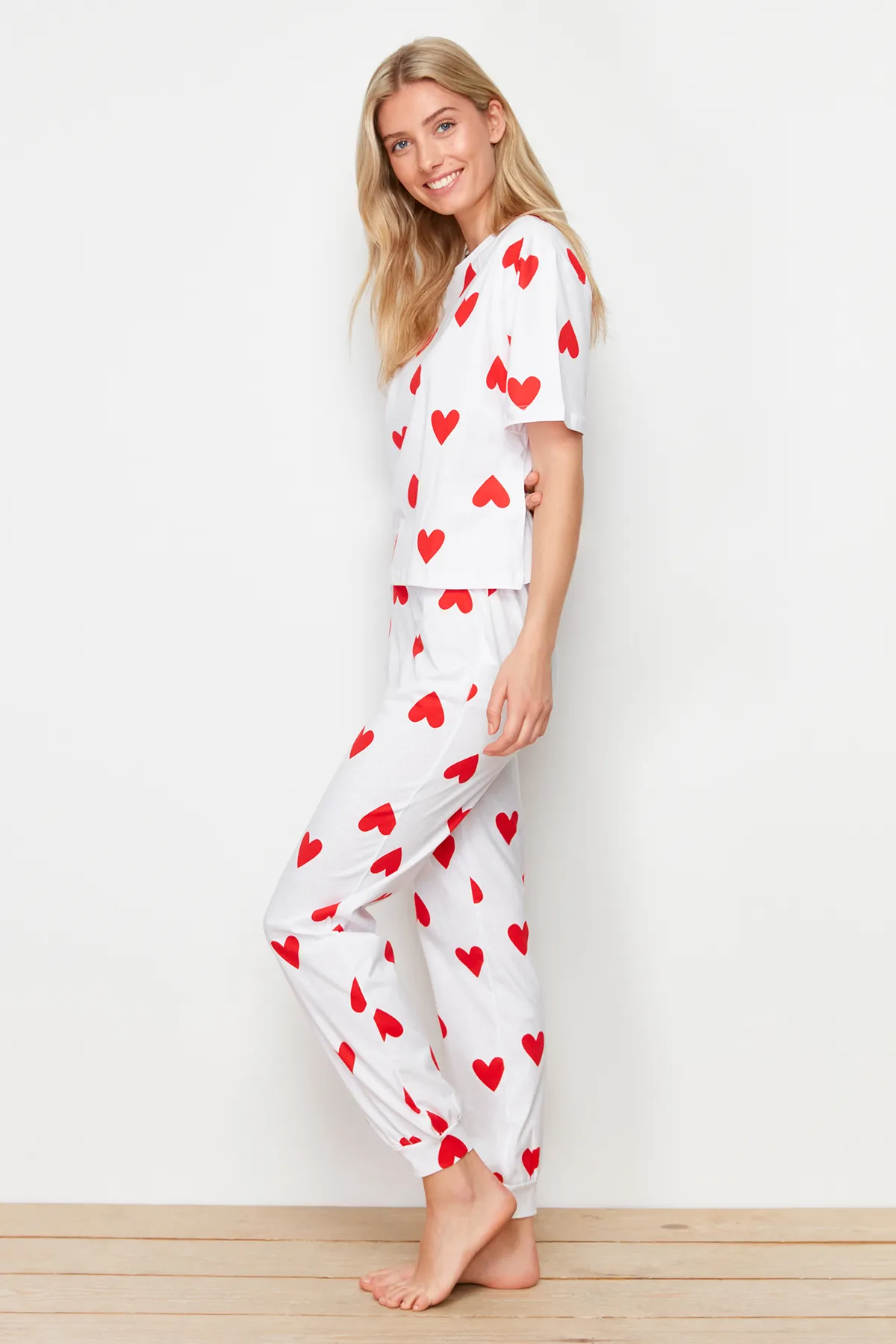 Trendyol Collection  Weißes Pyjama-Set aus 100 % Baumwolle mit Herzmuster THMSS24PT00336
