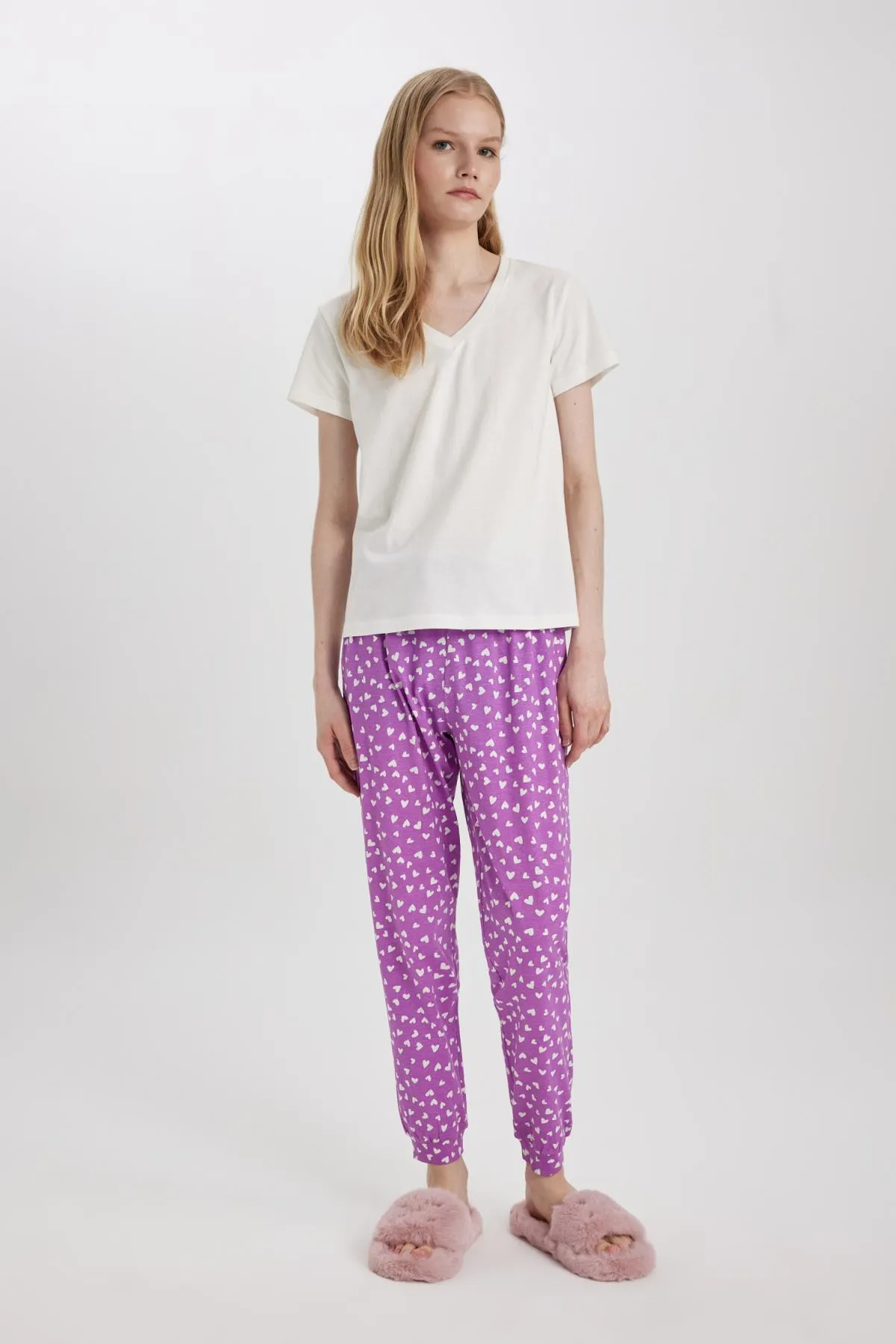 DeFacto  Lässige Pyjamahose mit Herzmuster und normaler Passform - Fall In Love B6196ax24sp