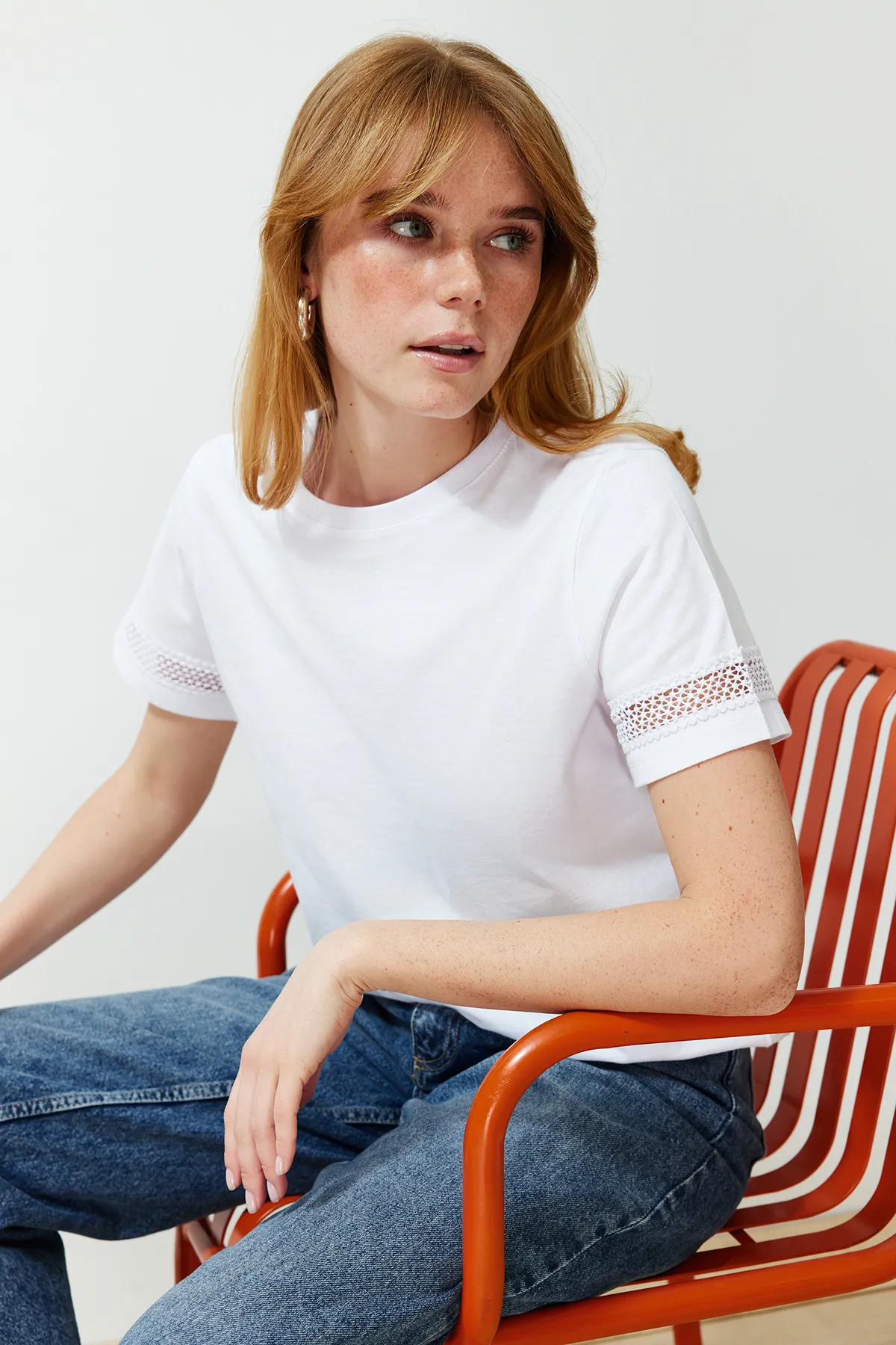 Trendyol Collection  Weißes Accessoire-T-Shirt mit detailliertem Basic-/Regulärmuster-Strick-T-Shirt TWOSS24TS00048