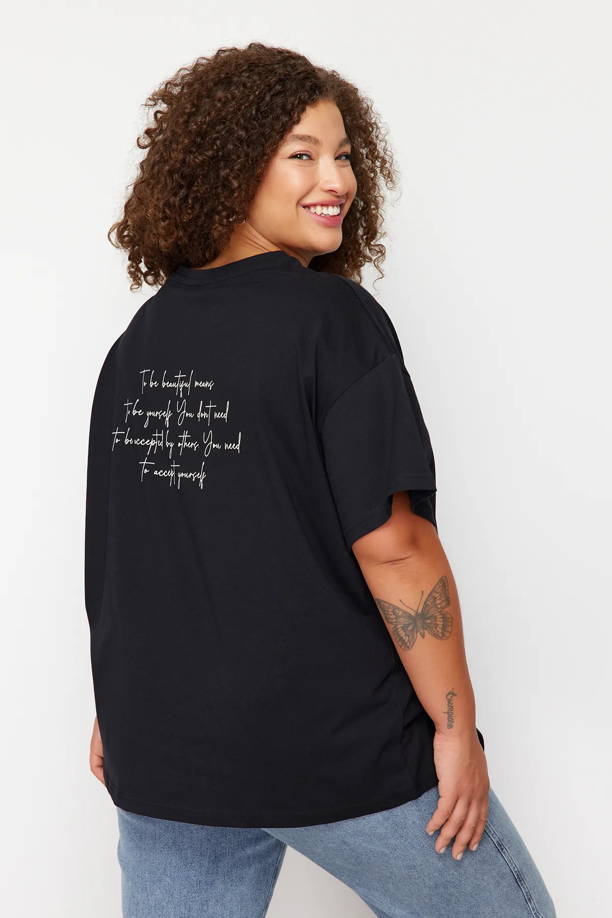Trendyol Curve  Schwarzes bedrucktes Strick-T-Shirt mit Rundhalsausschnitt TBBSS23BF00024