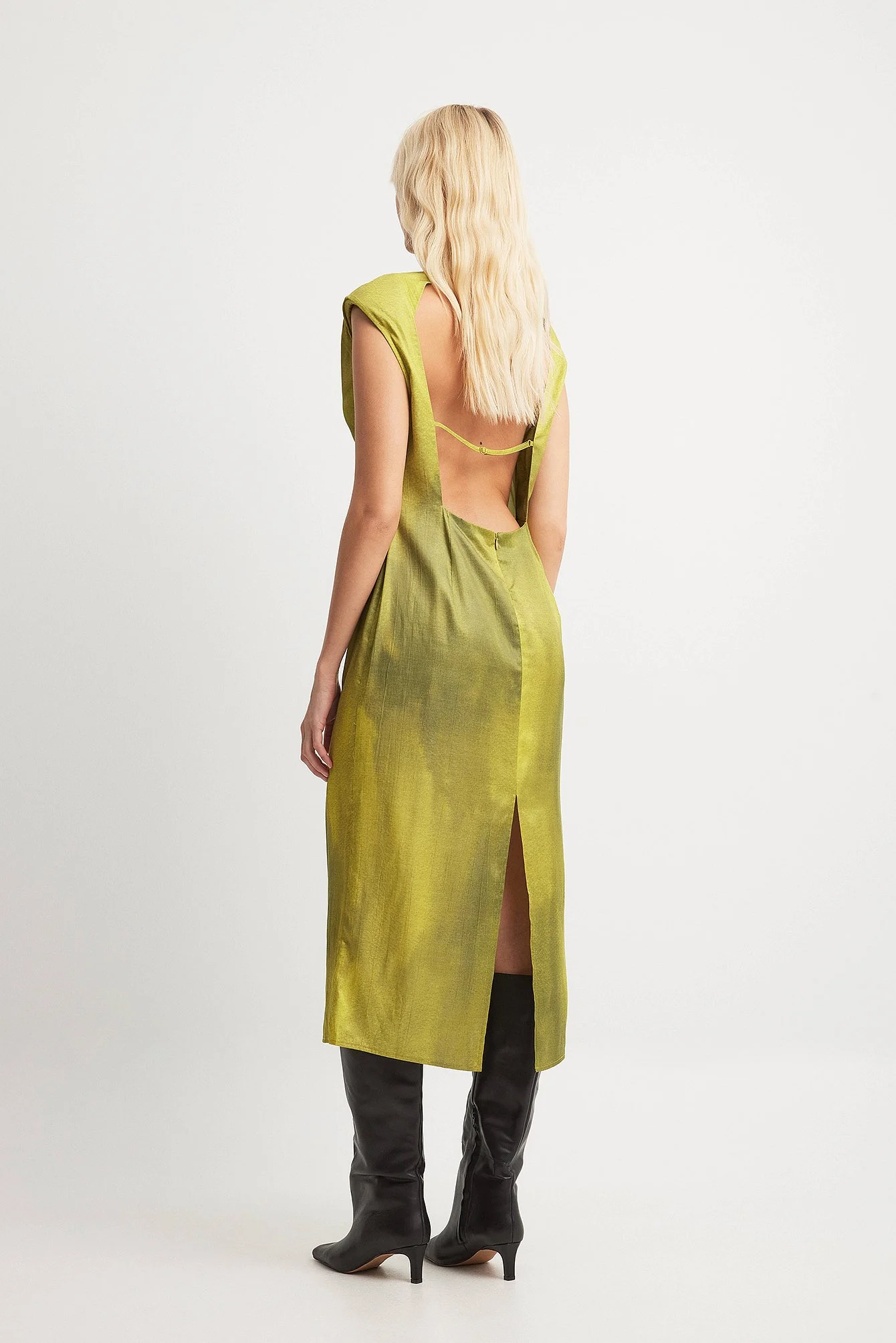 Midikleid mit Trichterausschnitt und offenem Rücken
