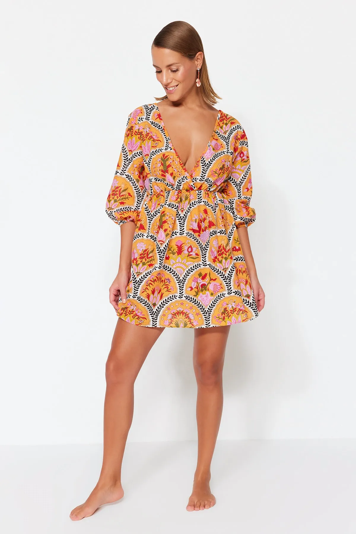 Trendyol Collection  Rückenfreies, gewebtes Mini-Strandkleid aus 100 % Baumwolle mit Blumenmuster, weiter Passform TBESS23EL00144