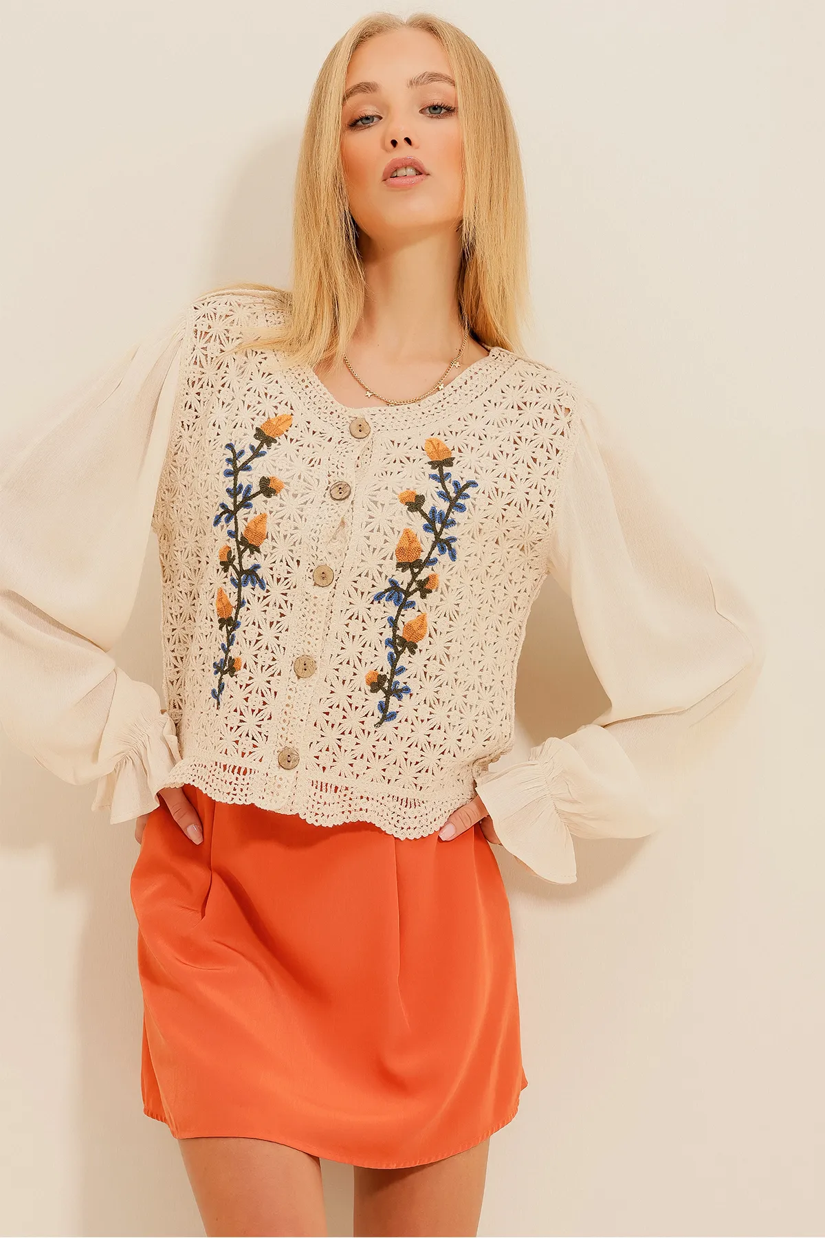 Trend Alaçatı Stili  Damen-Cardigan mit cremefarbenen Ärmeln und bestickten Knöpfen ALC-X11231