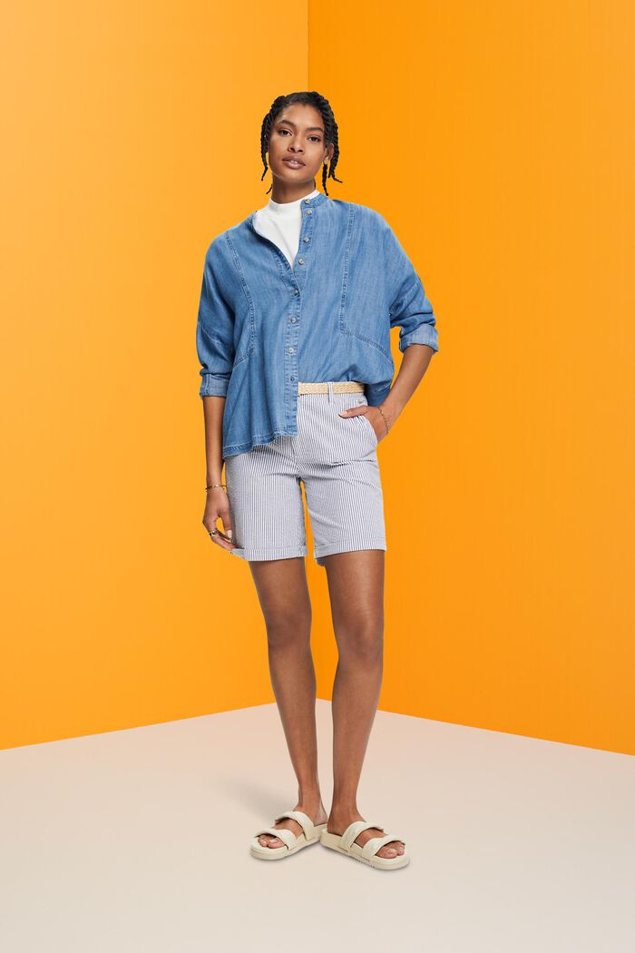 Gestreifte Shorts mit Raffia-Flechtgürtel