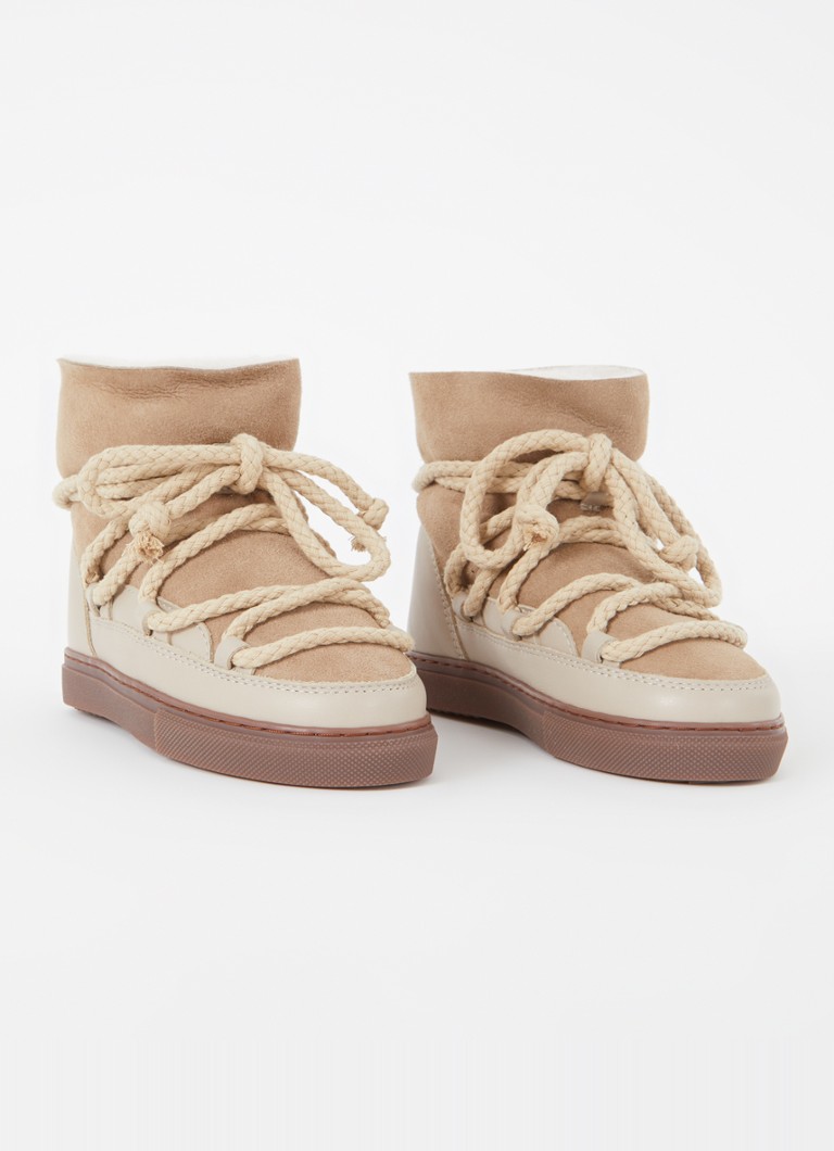 Klasyczne buty śnieżne Inukikii z owczej skóry ze skórzanymi detalami.