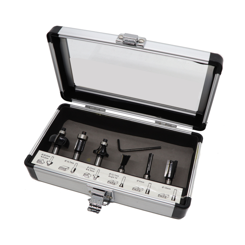 Pack promotionnel Tendotools PP1734 - Mini broche pour table de défonceuse TT40AL + 3 poussoirs de pression/1 guide d'onglet + 6 fraises. Offre valable dans la limite des stocks disponibles.