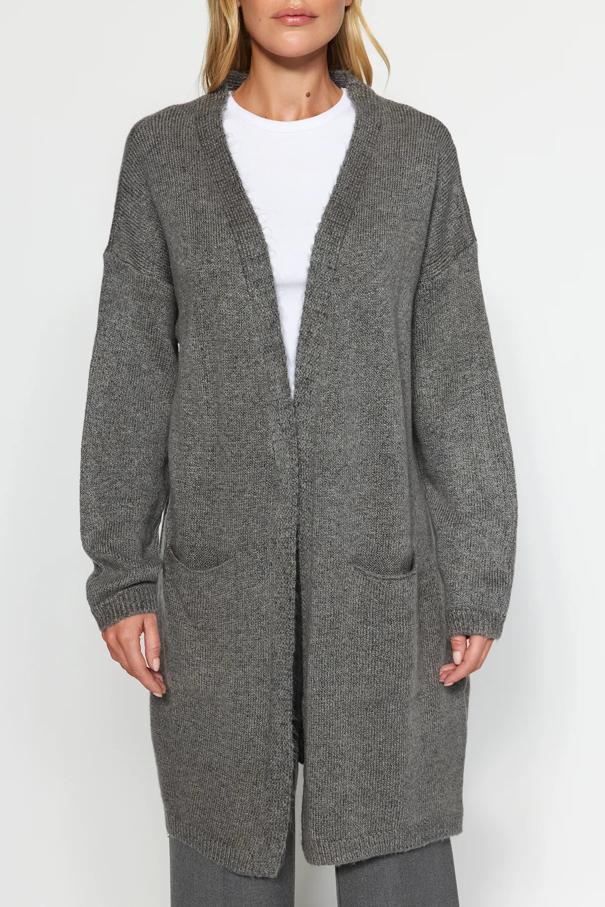 Trendyol Collection  Graue Strickjacke mit Taschendetail TWOAW24HI00381